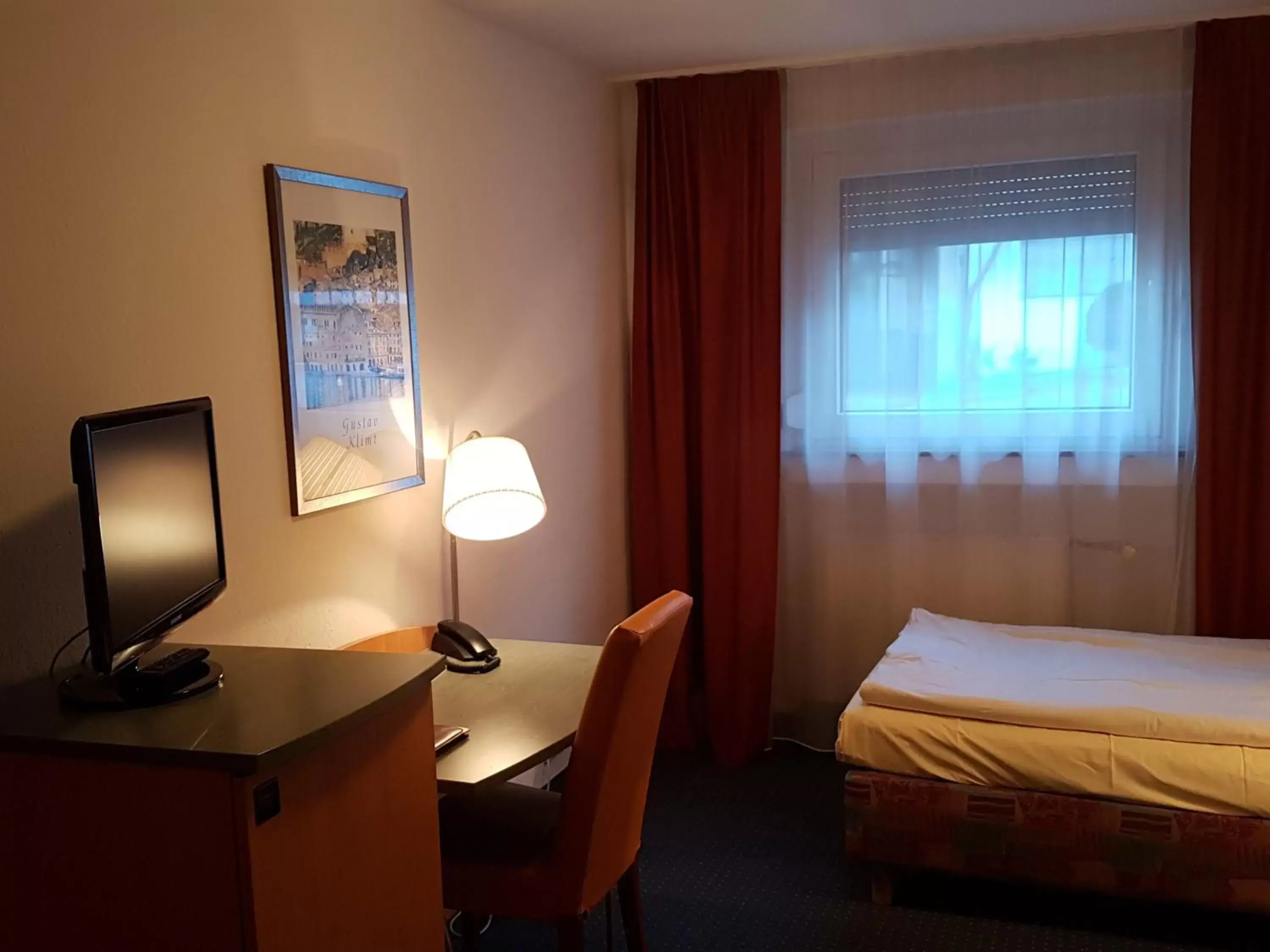 Bedroom, Bed in City Hotel Stuttgart