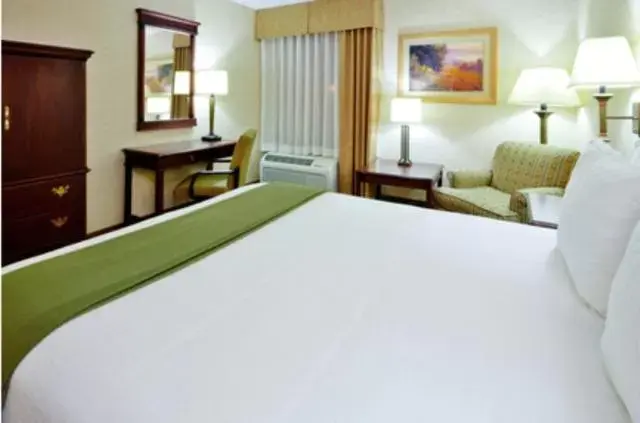 Photo of the whole room, Bed in Holiday Inn Express Nashville-Hendersonville, an IHG Hotel