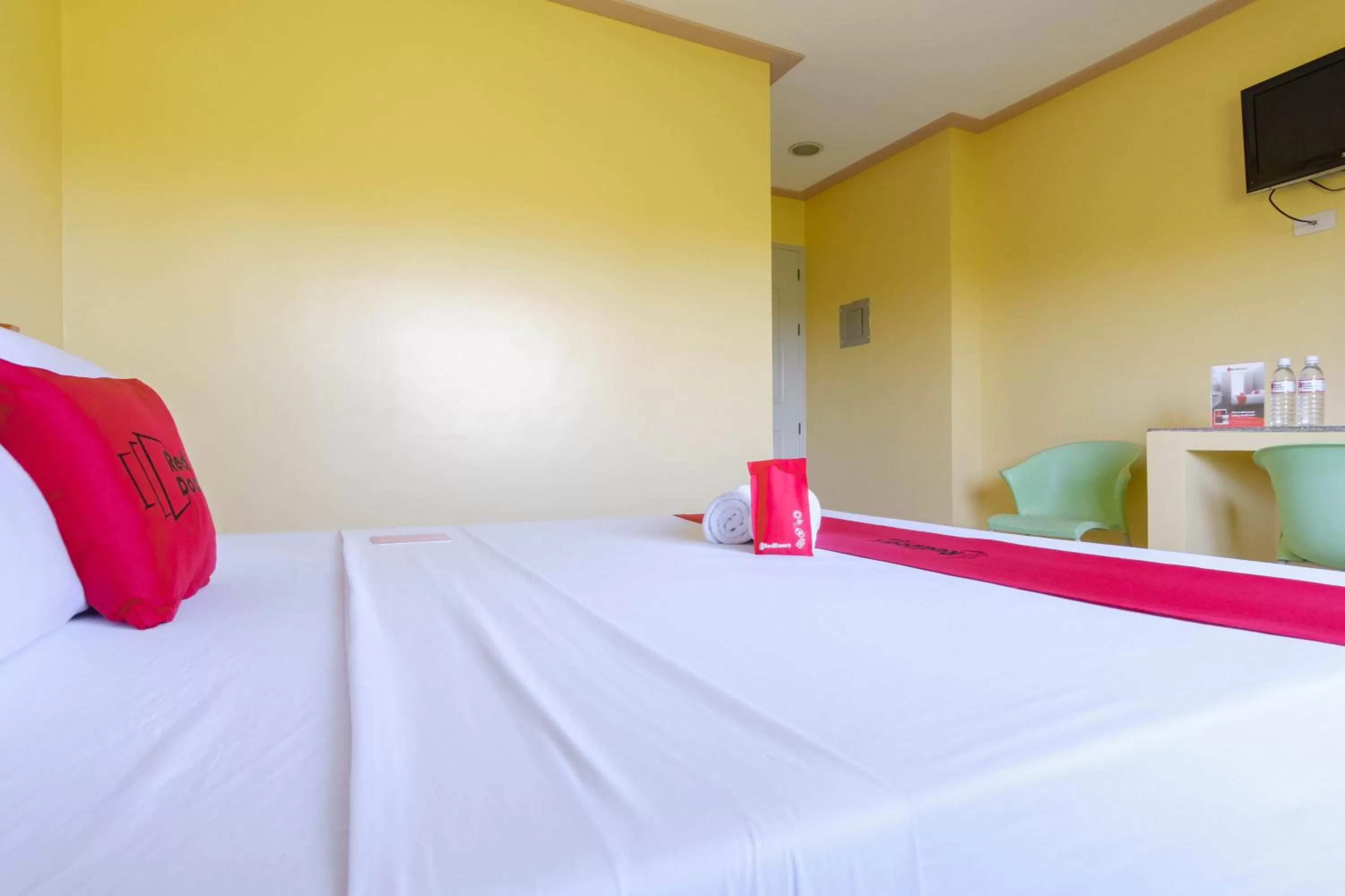 Bed in RedDoorz Plus @ Manalo Extension Palawan