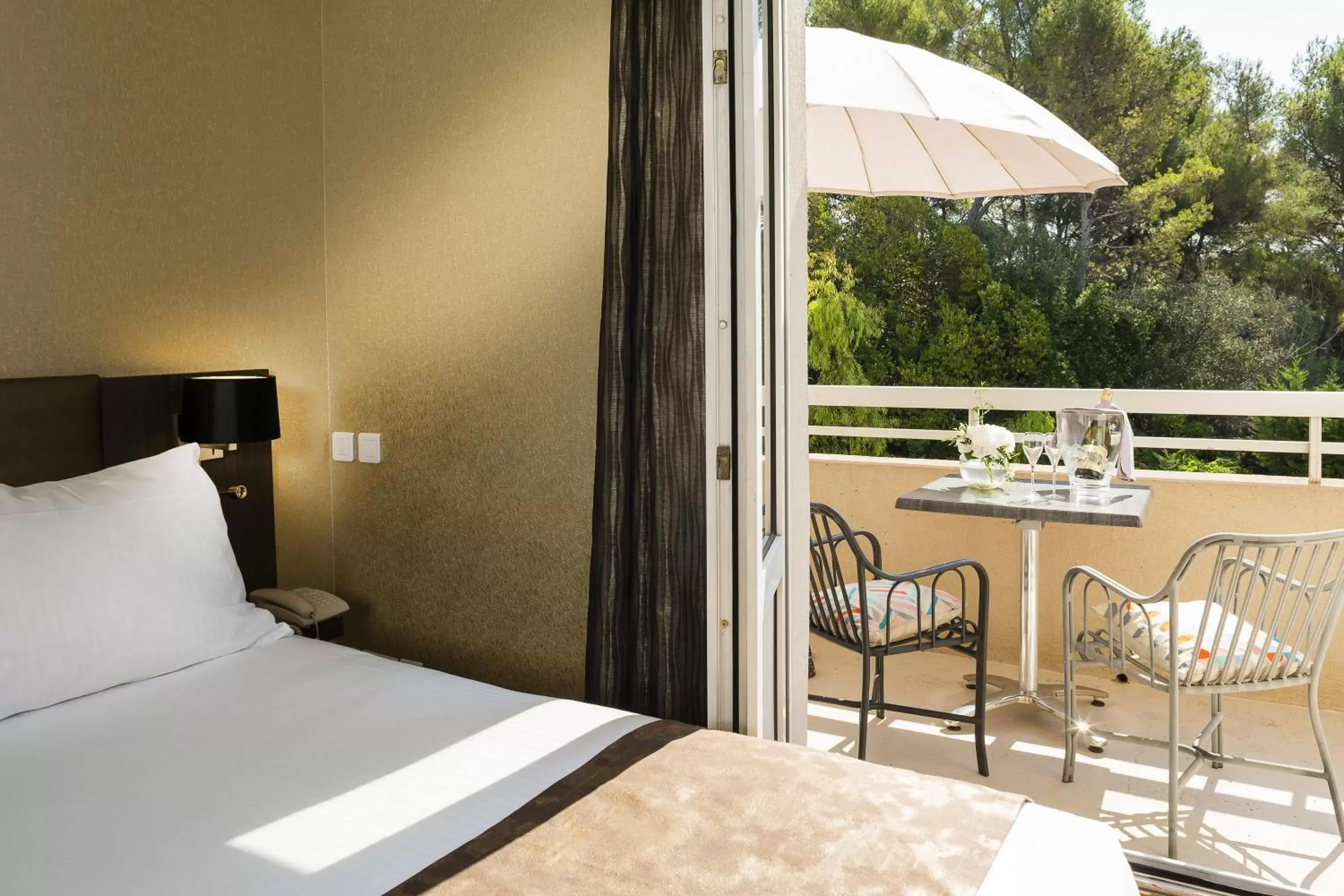 Balcony/Terrace, Bed in Best Western PLUS Elixir Grasse