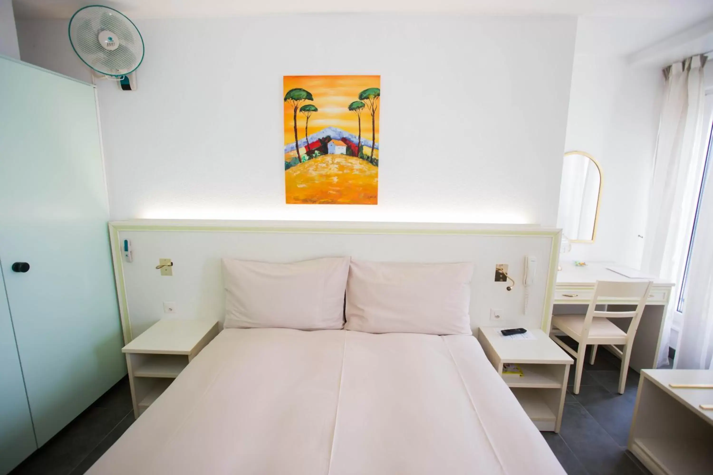 Standard Double or Twin Room in Hôtel du Port Standard Double or Twin Room in Hôtel du Port