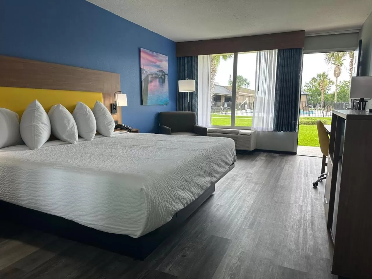 Bedroom, Bed in Days Inn & Suites by Wyndham Jennings