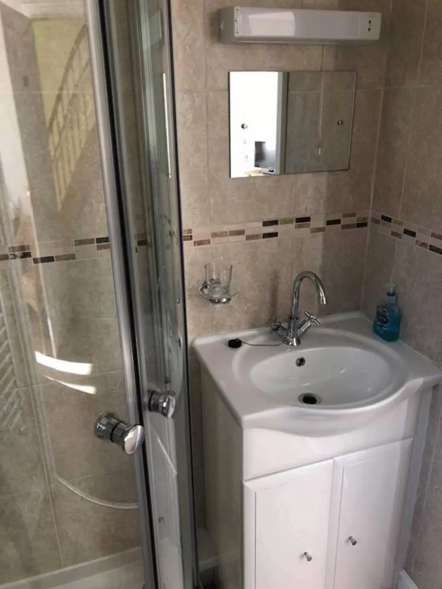 Shower, Bathroom in Pinewood B&B