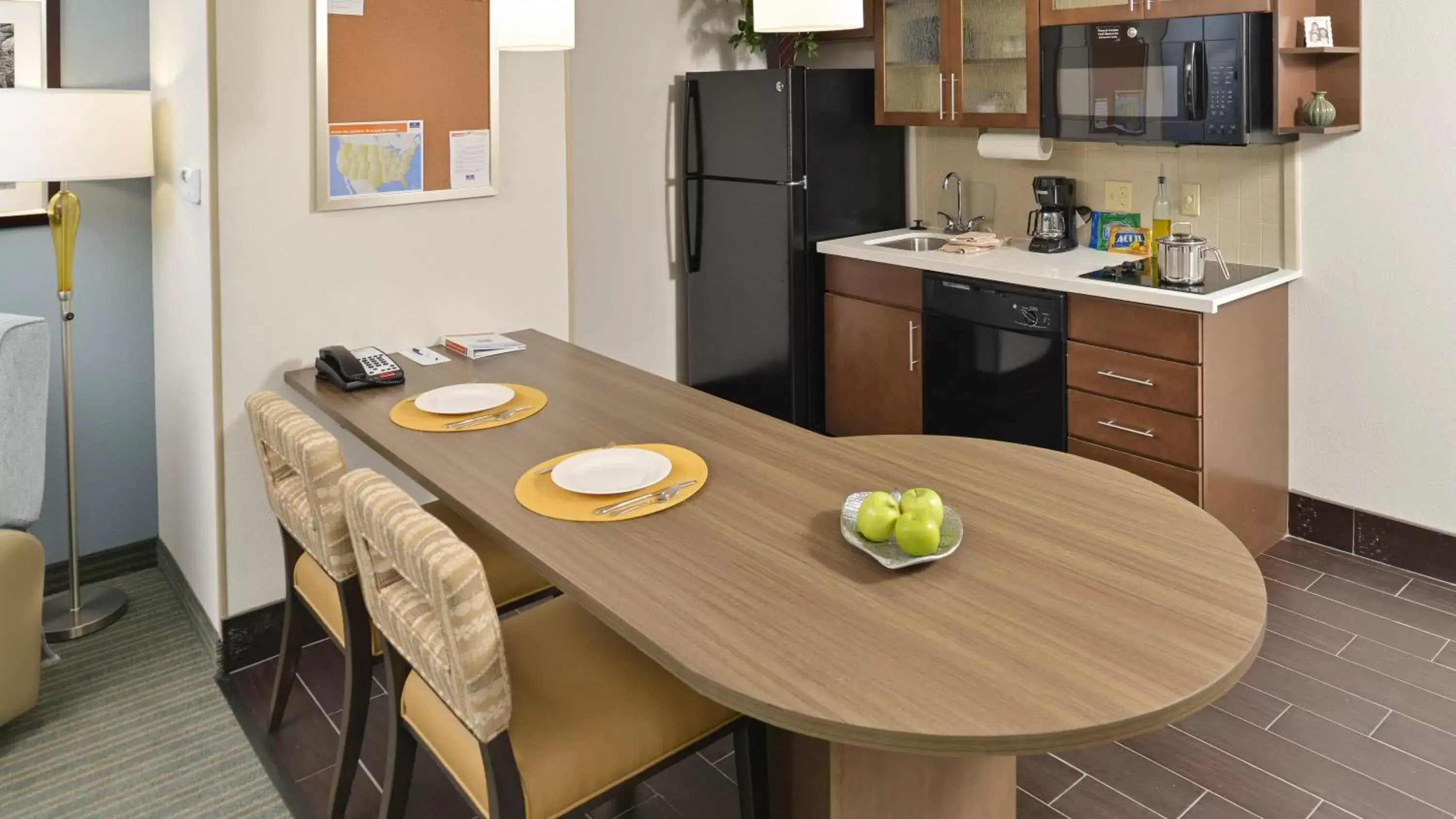 Photo of the whole room, Kitchen/Kitchenette in Candlewood Suites Houma, an IHG Hotel