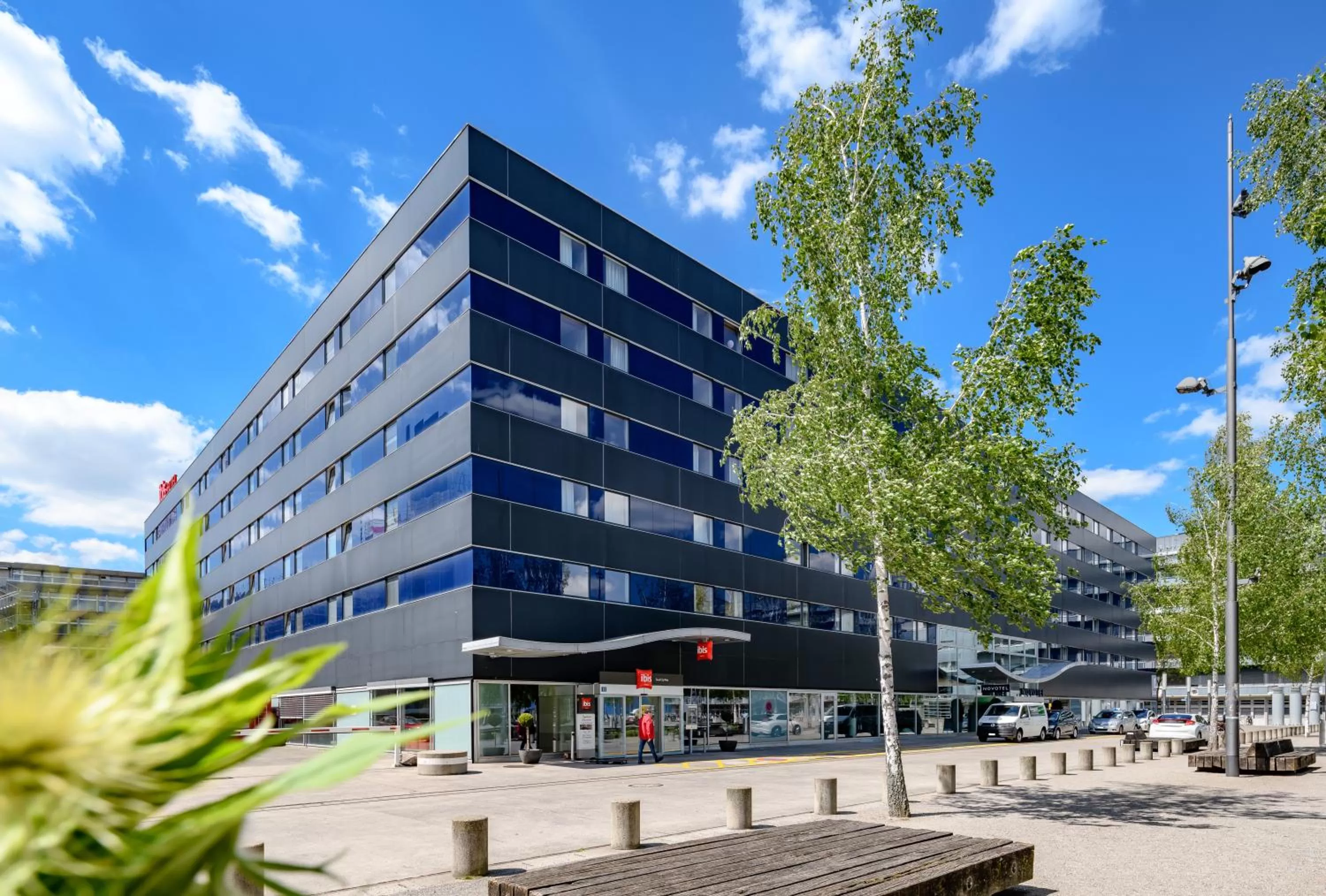 Facade/entrance in ibis Zürich City West