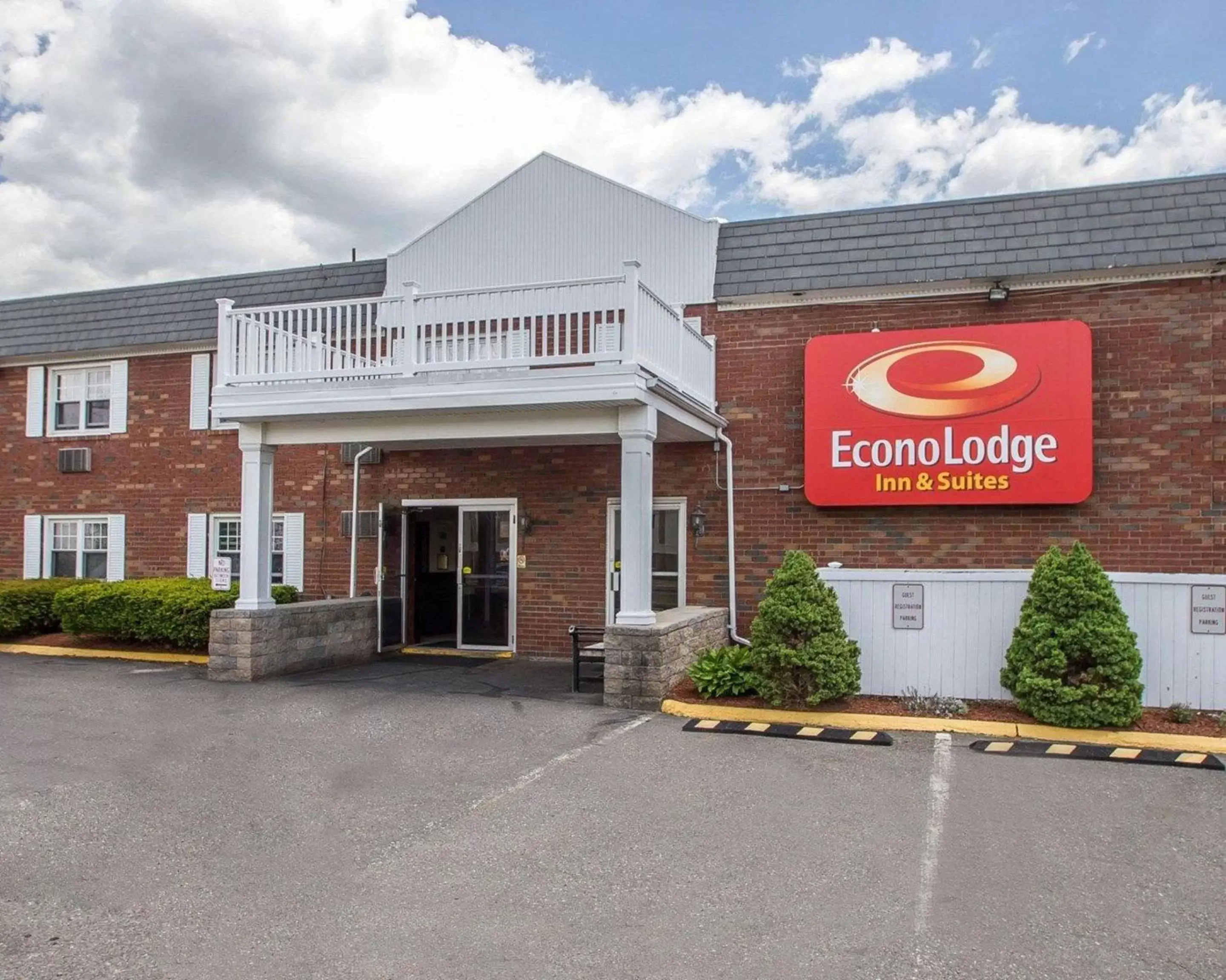 Property Building in Econo Lodge Inn & Suites Windsor