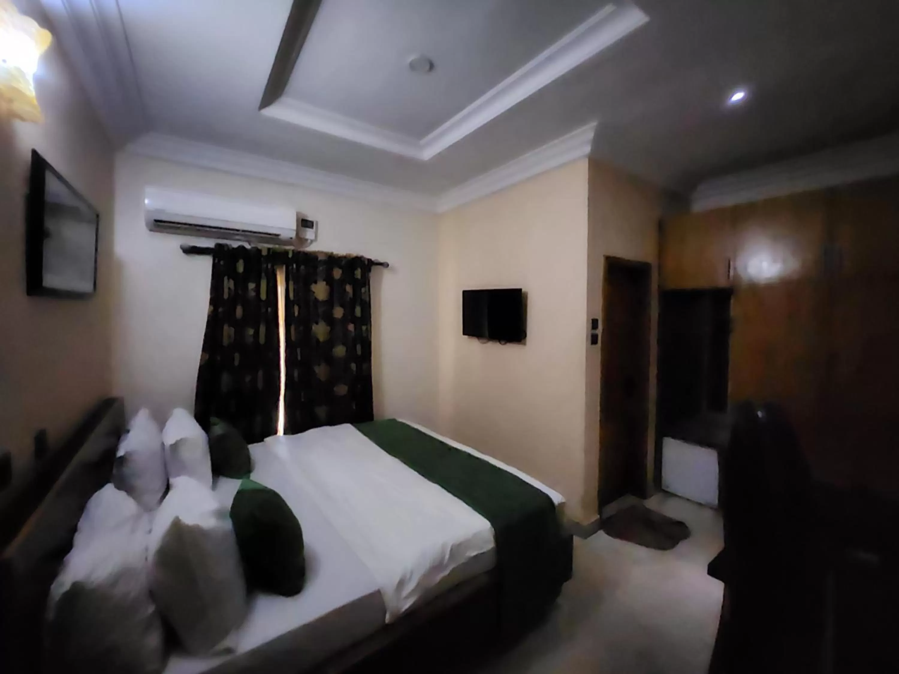 Bed in Nue-Crest Hotels & Suites