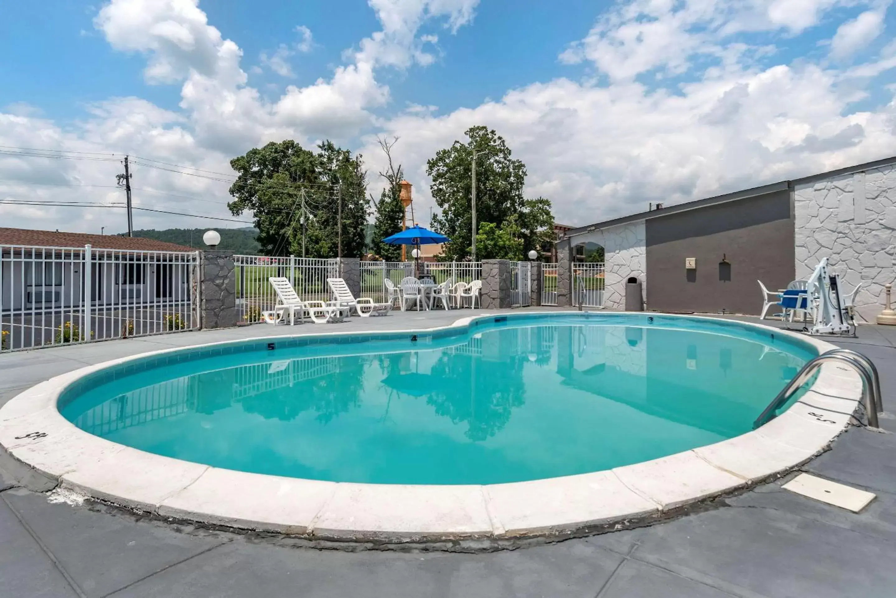 Activities, Swimming Pool in Econo Lodge Oxford