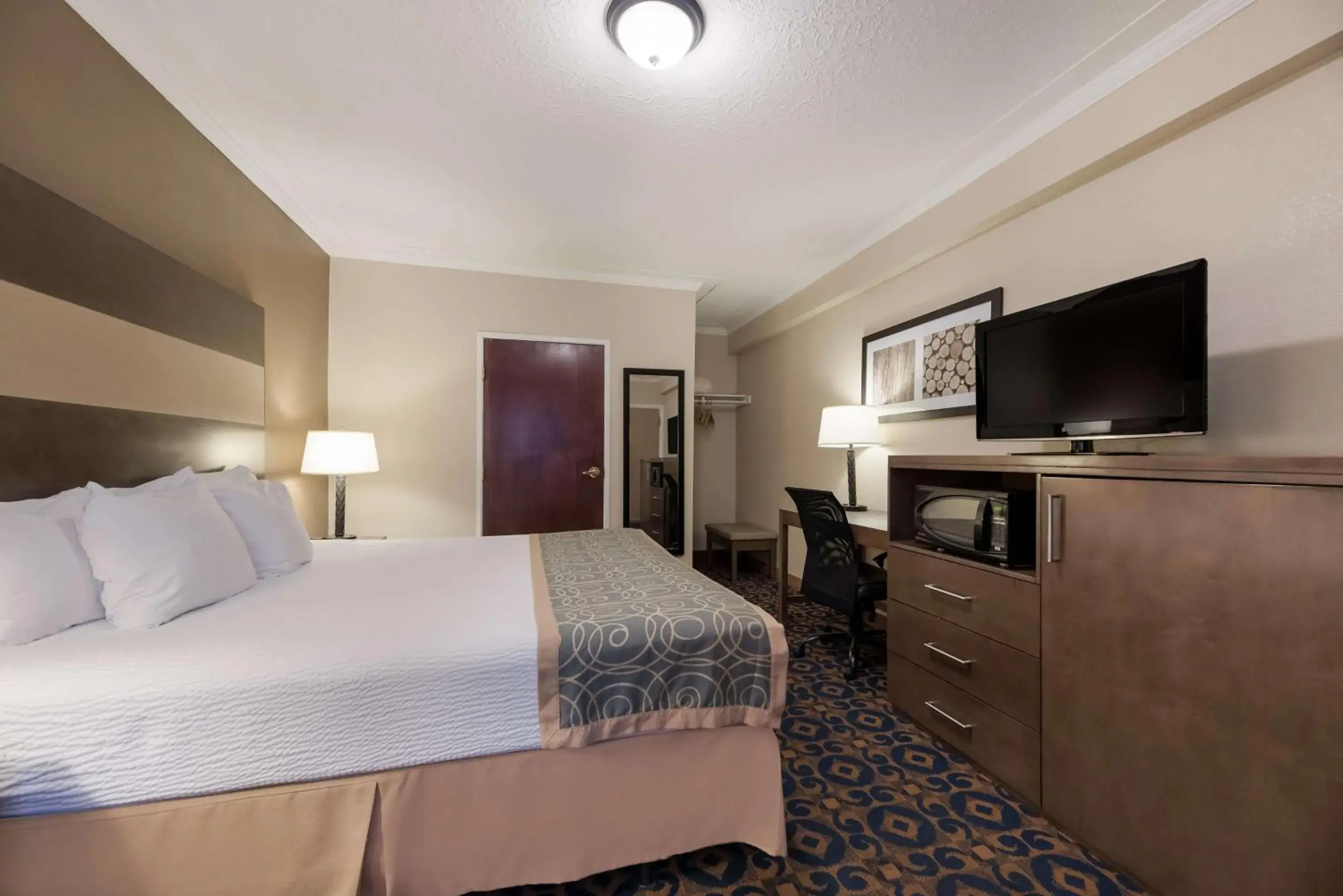 Bedroom, TV/Entertainment Center in Best Western Butch Cassidy Inn