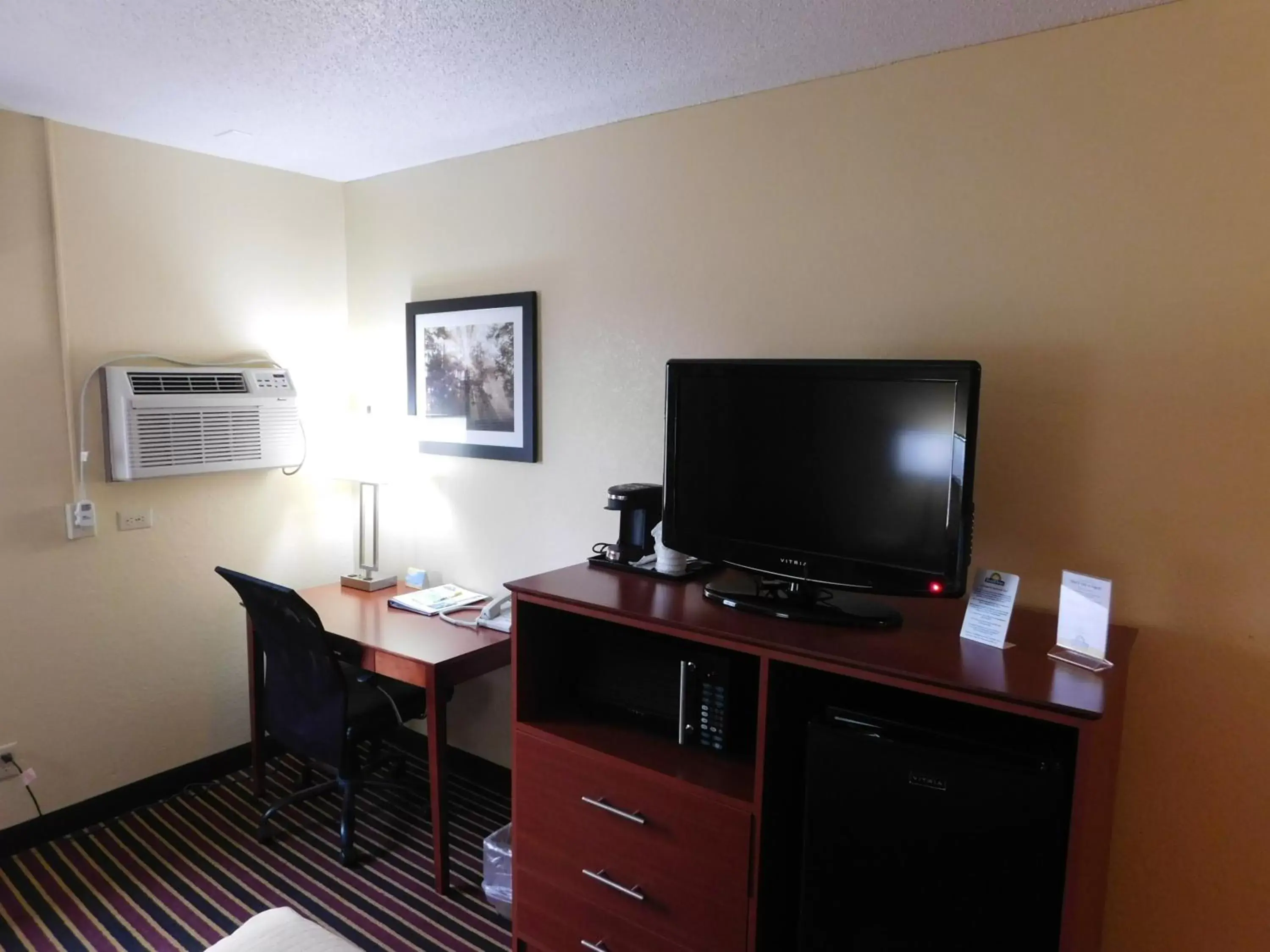 Bedroom, TV/Entertainment Center in Days Inn by Wyndham Newton