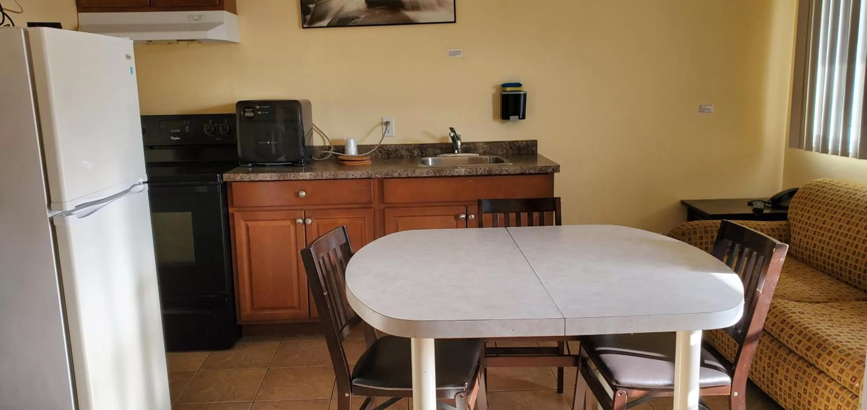 Kitchen or kitchenette in Sunparlor Motel