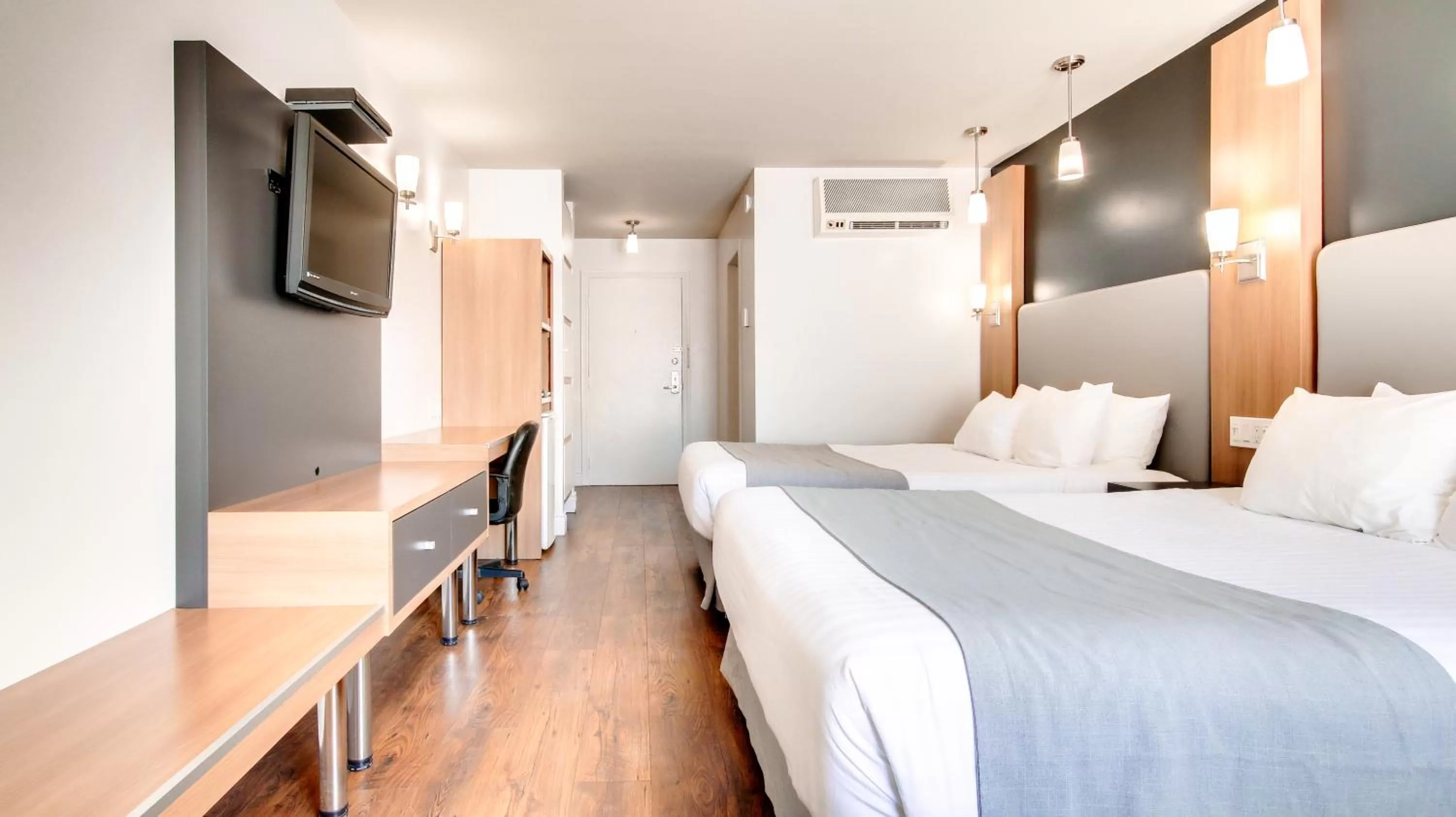 Photo of the whole room, Bed in Hôtel Marineau Shawinigan