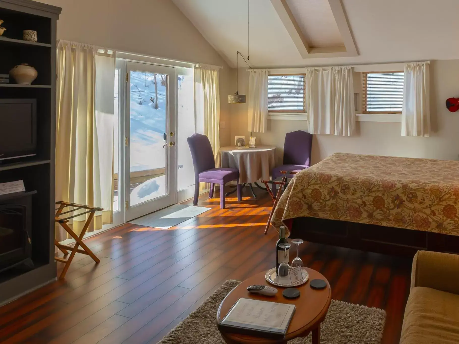 Bedroom, Seating Area in Shaker Mill Inn