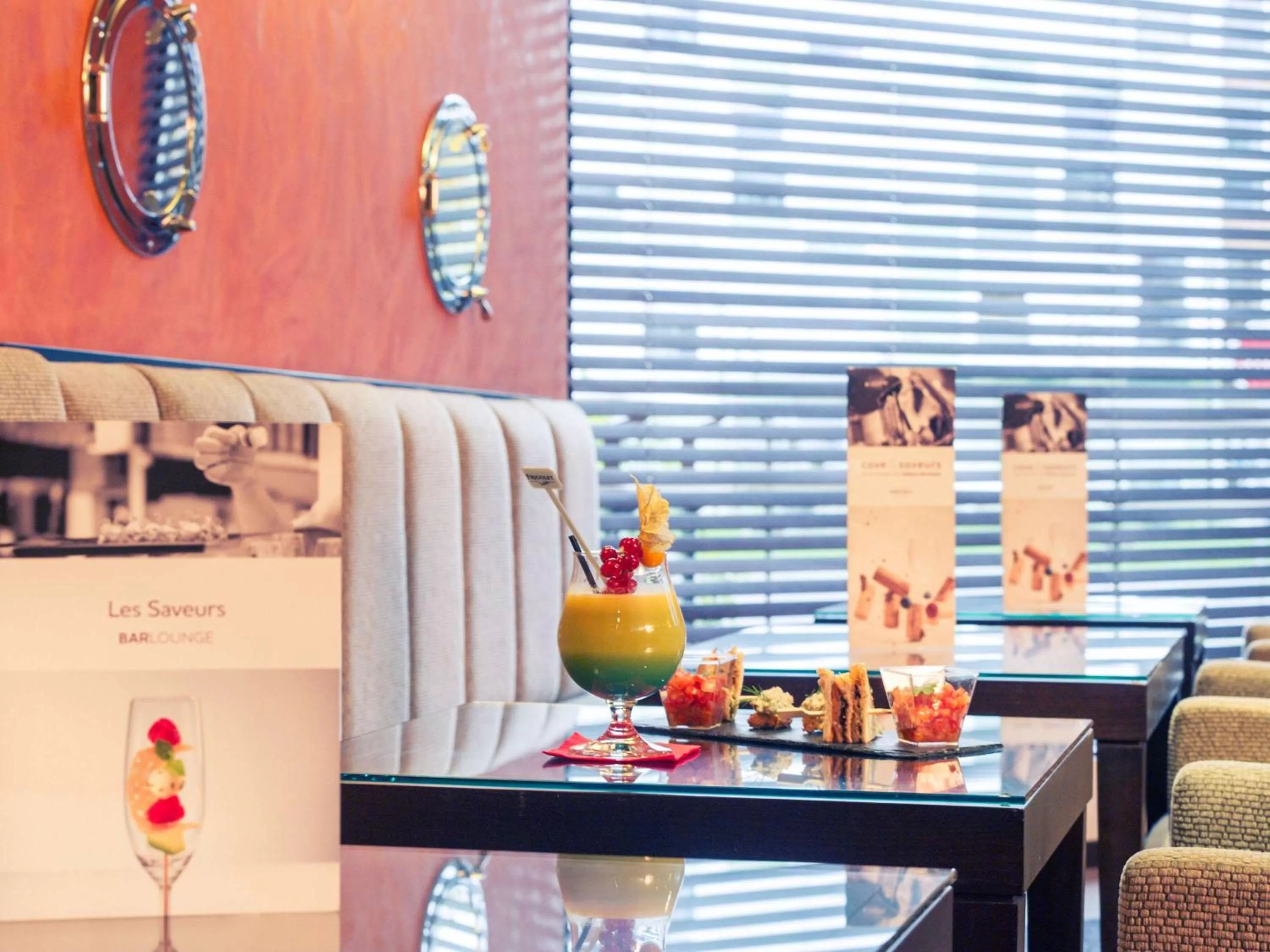 Lounge or bar in Mercure Maurepas Saint Quentin