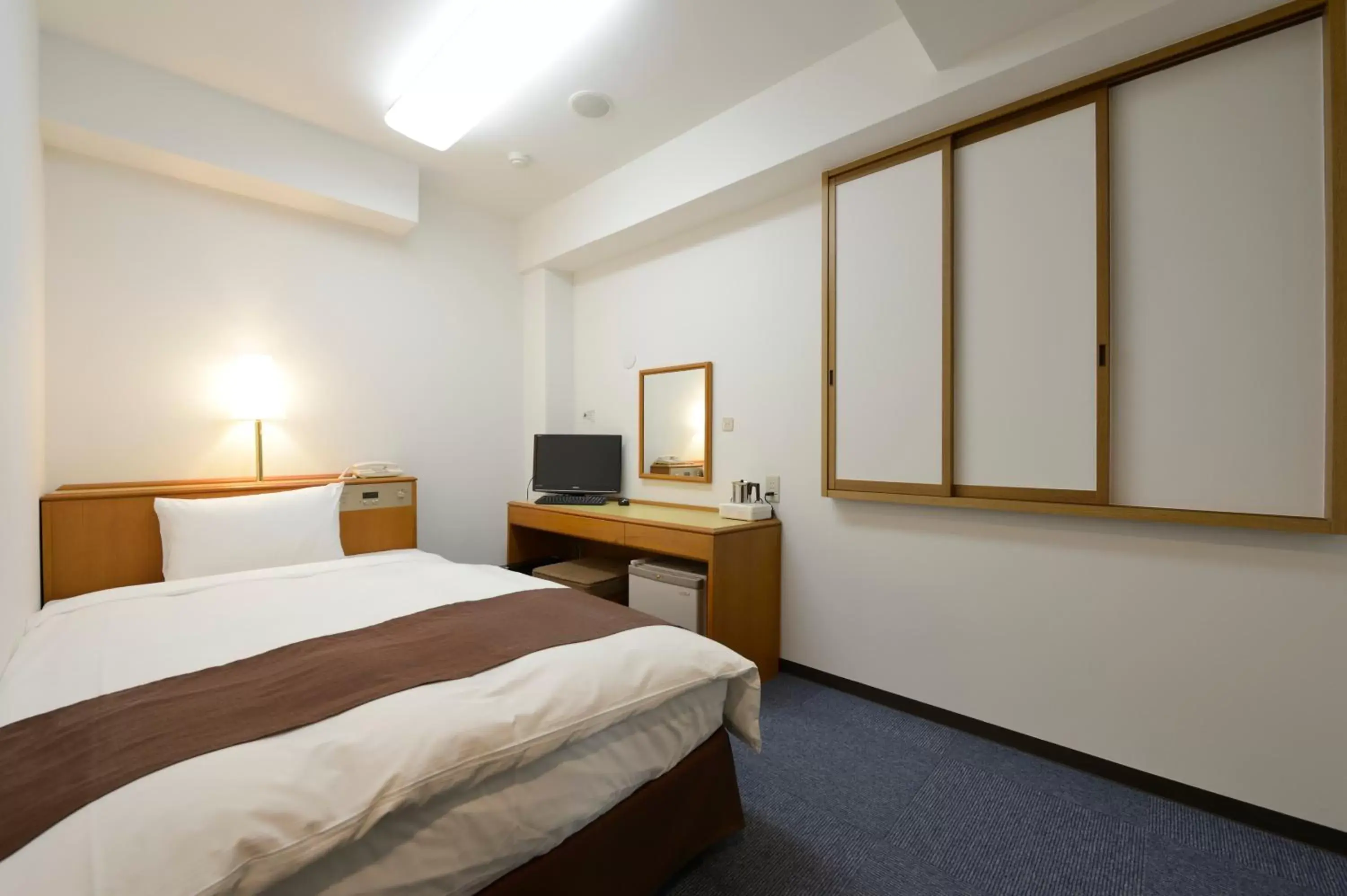 Photo of the whole room, Bed in 3s HOTEL HIRATSUKA