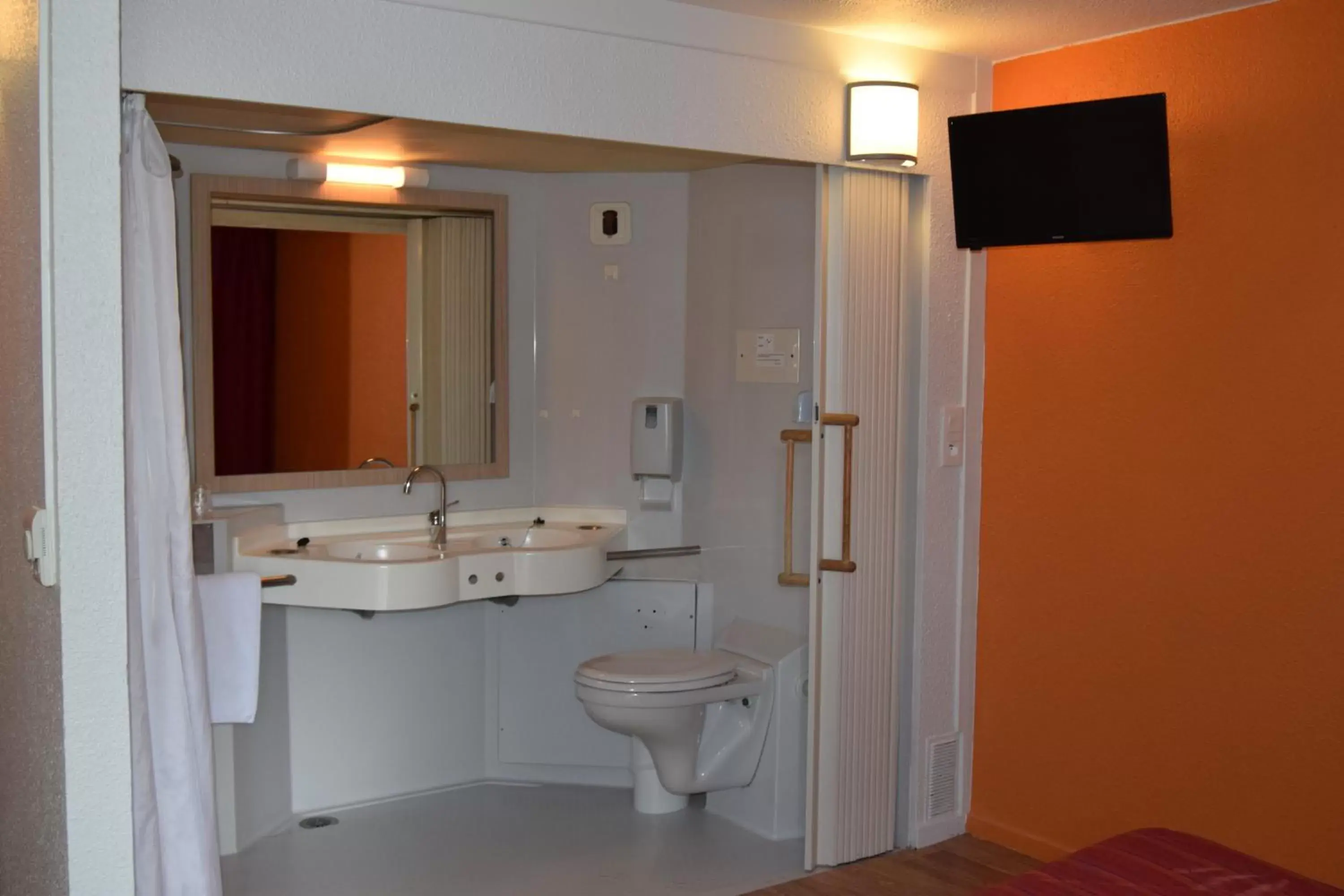 Shower, Bathroom in Premiere Classe Creil - Villers Saint Paul