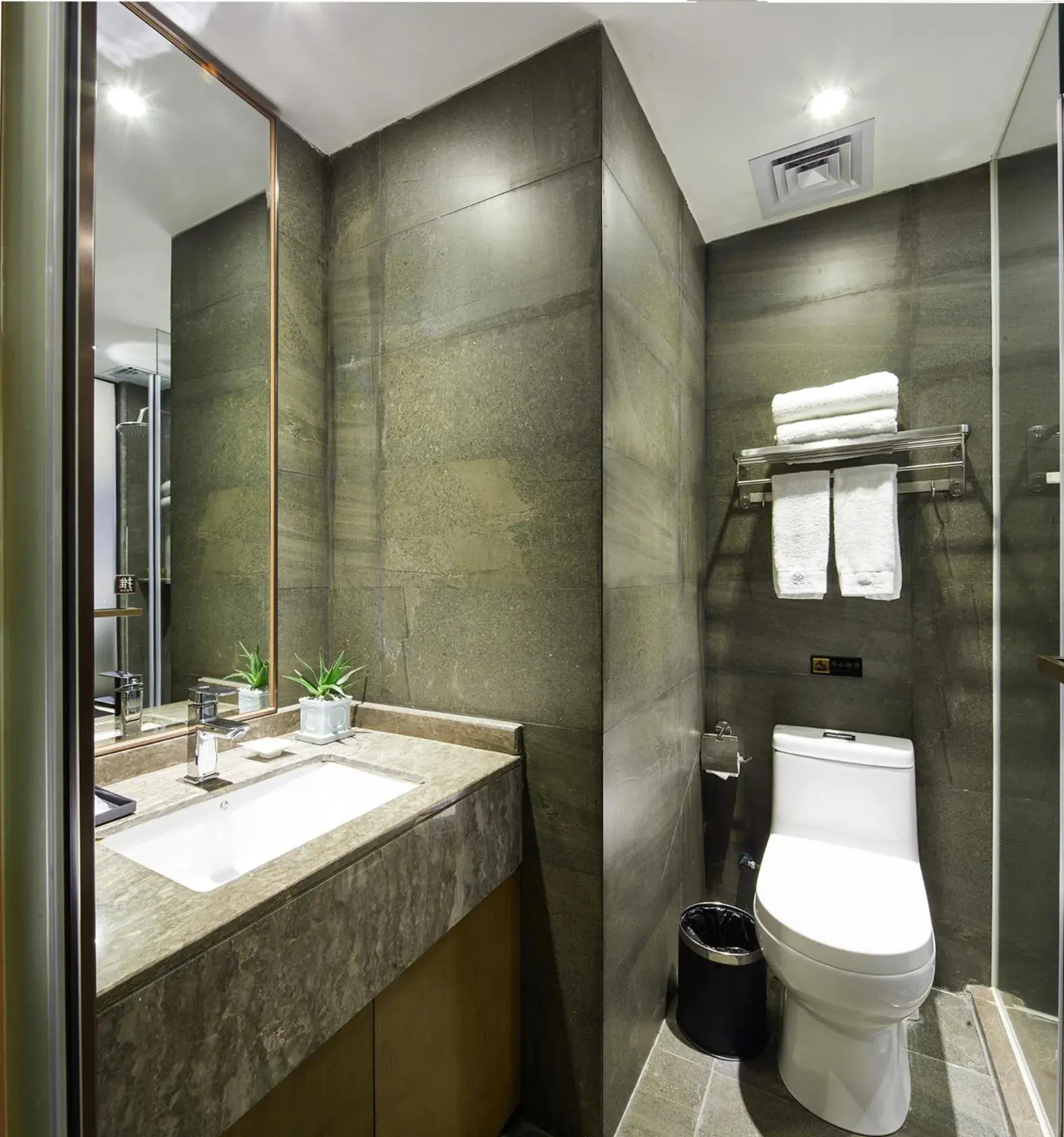 Bathroom in INSAIL Hotel (Shenzhen Dongmen Branch)
