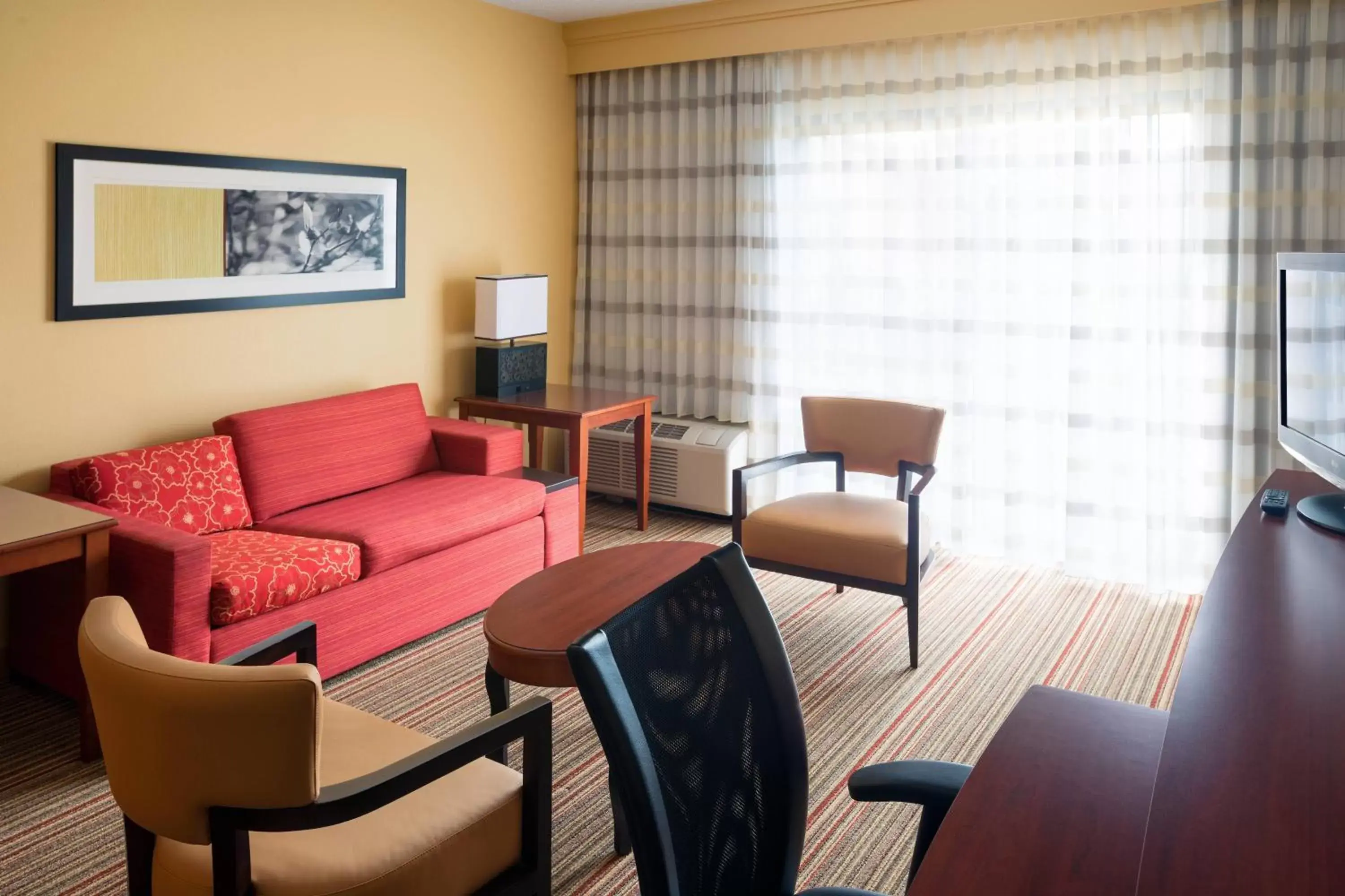 Living room, Seating Area in Courtyard by Marriott Indianapolis Airport