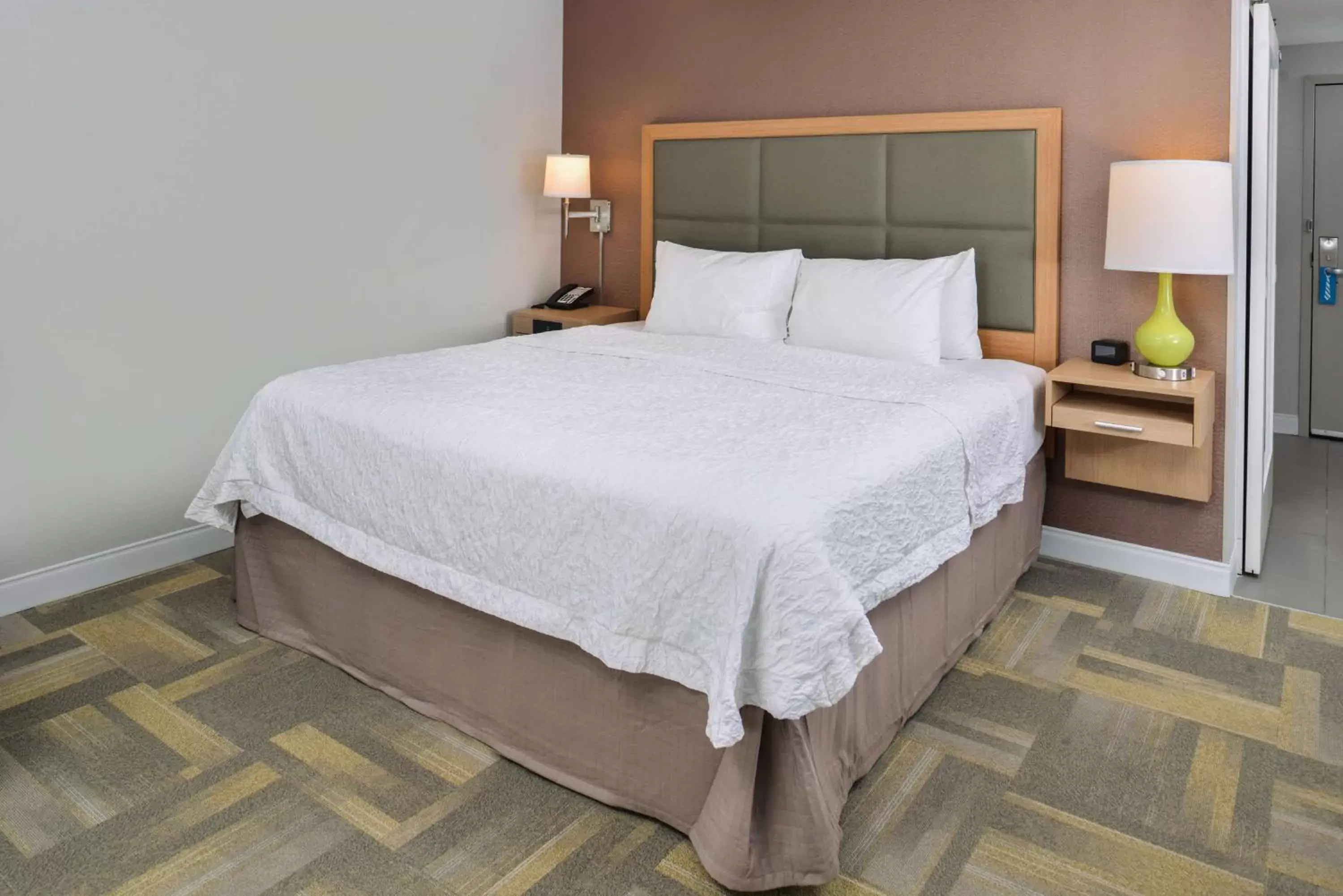 Bed in Hampton Inn and Suites Altoona-Des Moines by Hilton