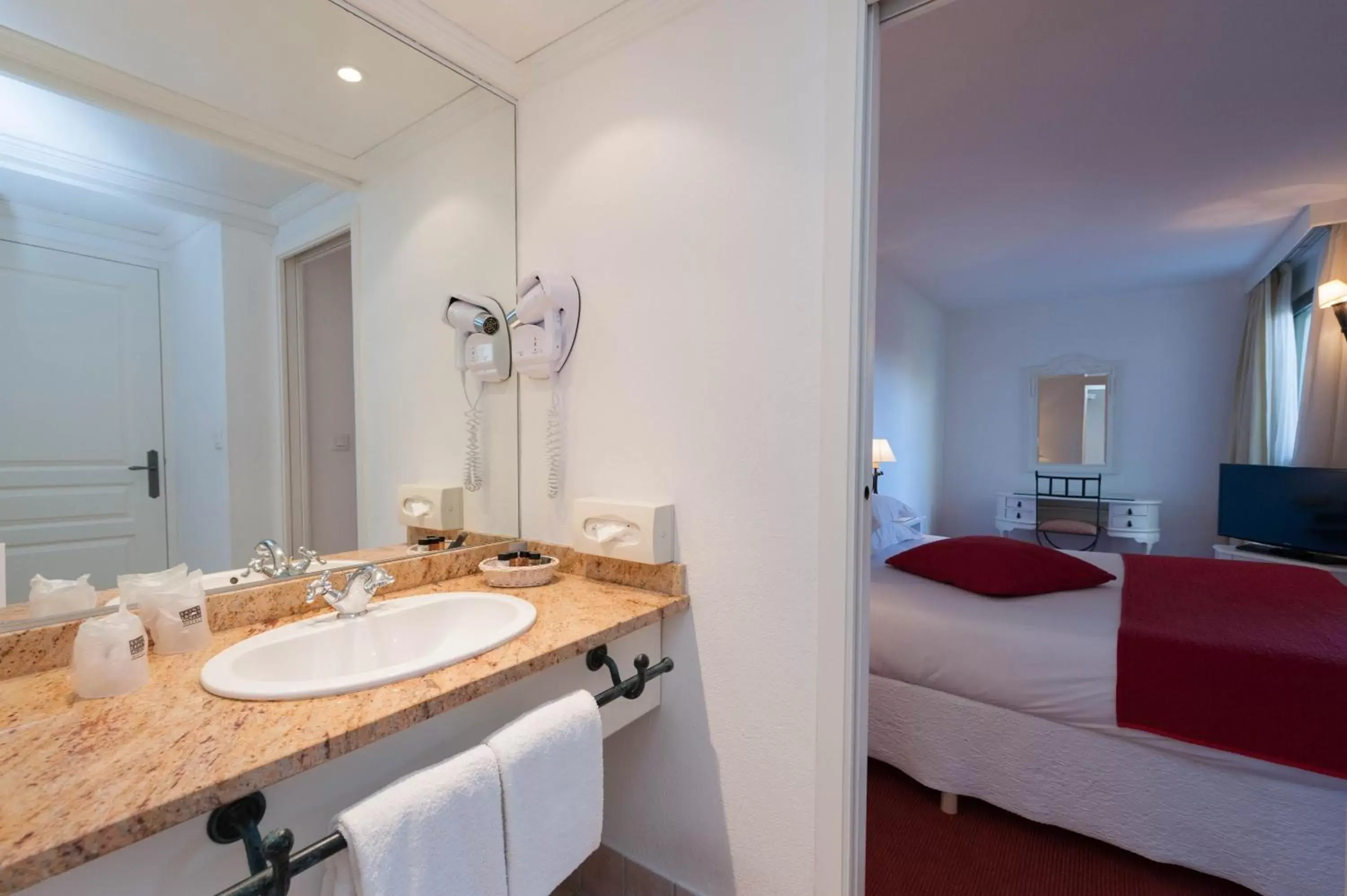 Bathroom in Avignon Grand Hotel