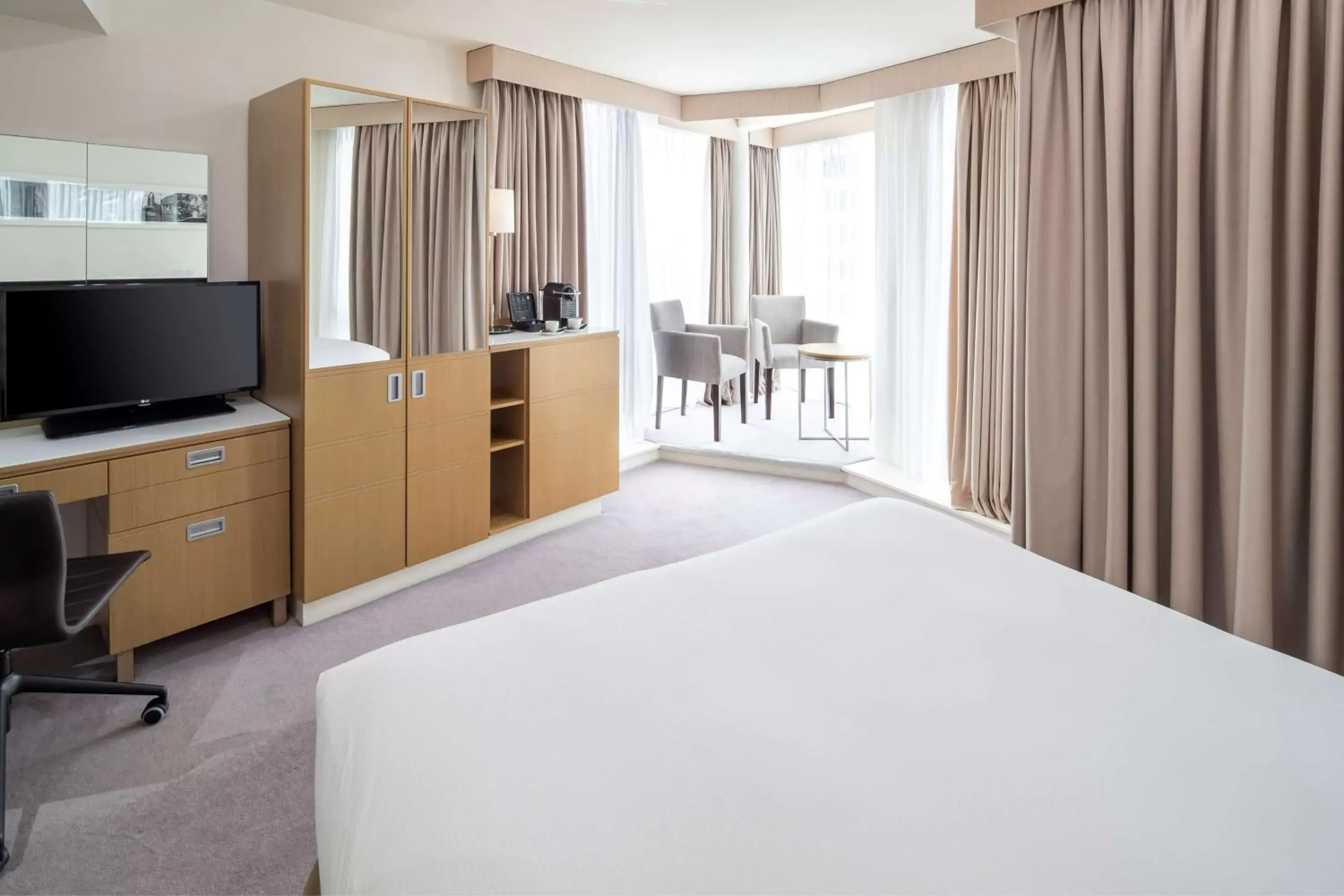 Bed in DoubleTree by Hilton Manchester Piccadilly