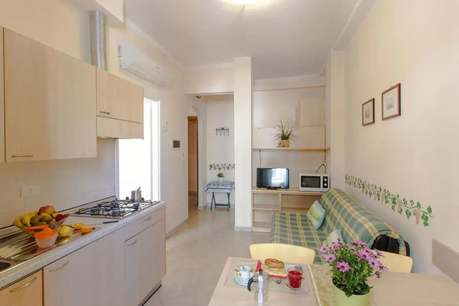 Dining area, Kitchen/Kitchenette in Casa Vacanze Isophylla
