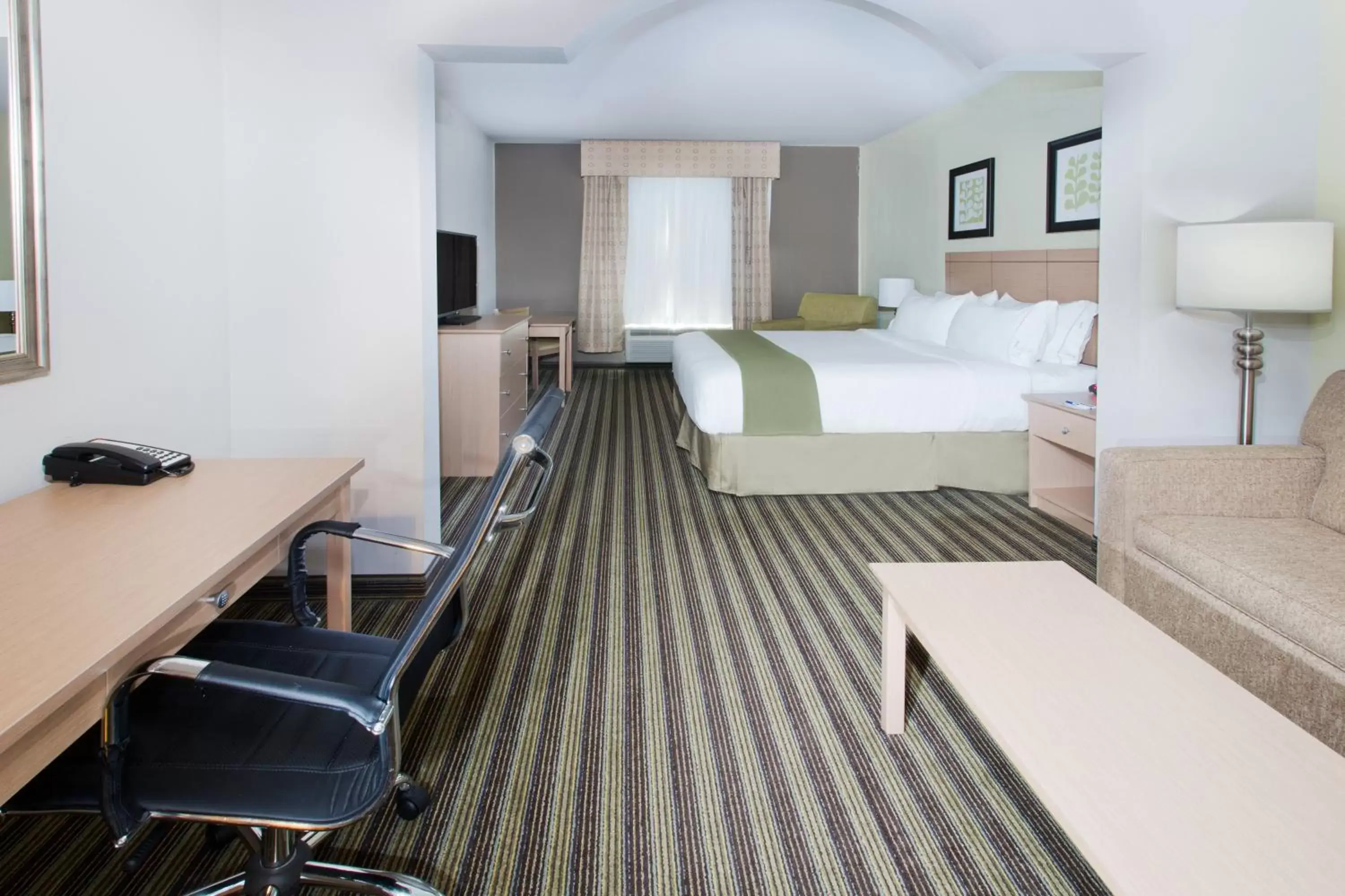 Photo of the whole room, Bed in Holiday Inn Express Hotel & Suites Alvarado, an IHG Hotel