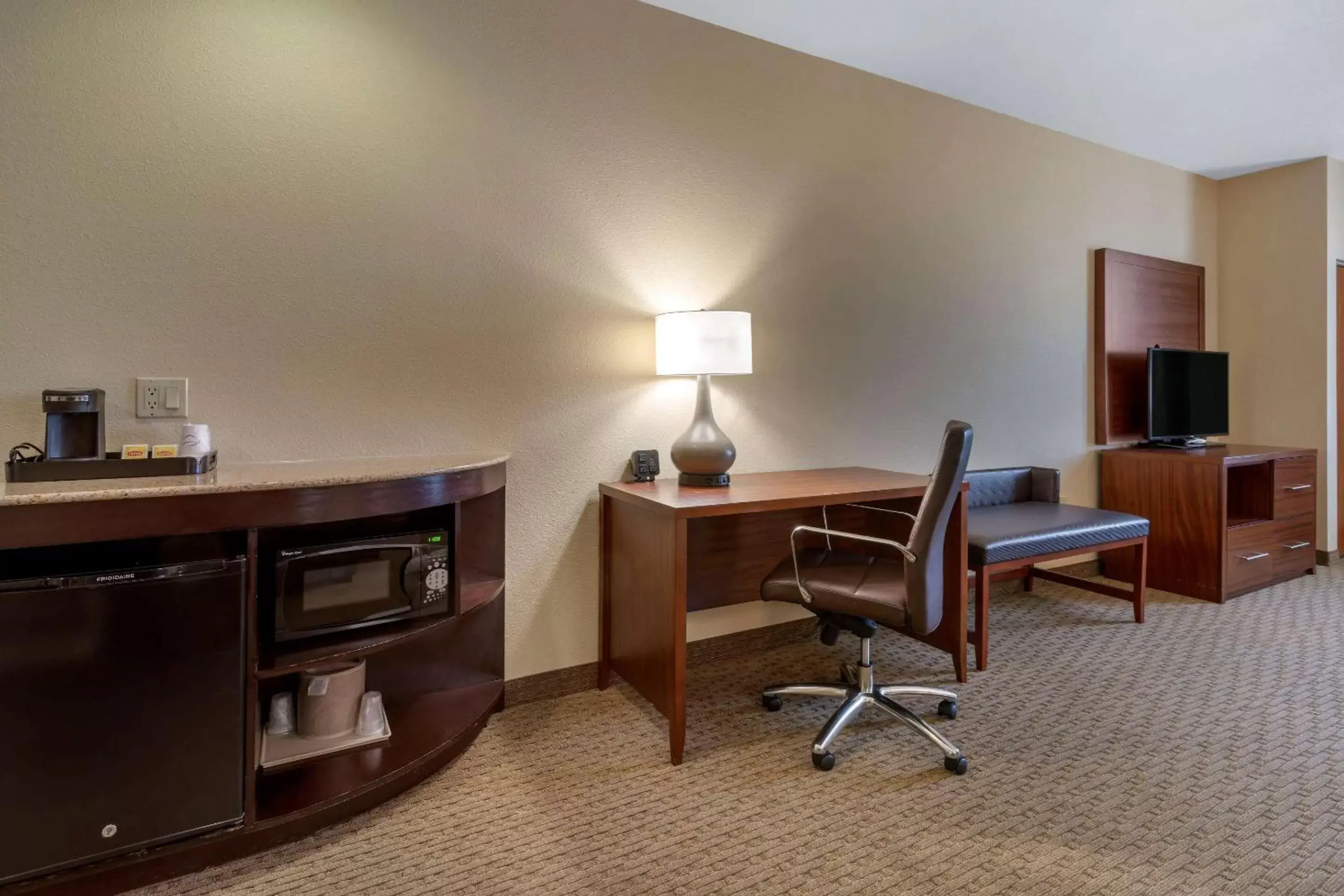 Photo of the whole room, TV/Entertainment Center in Comfort Suites Eugene