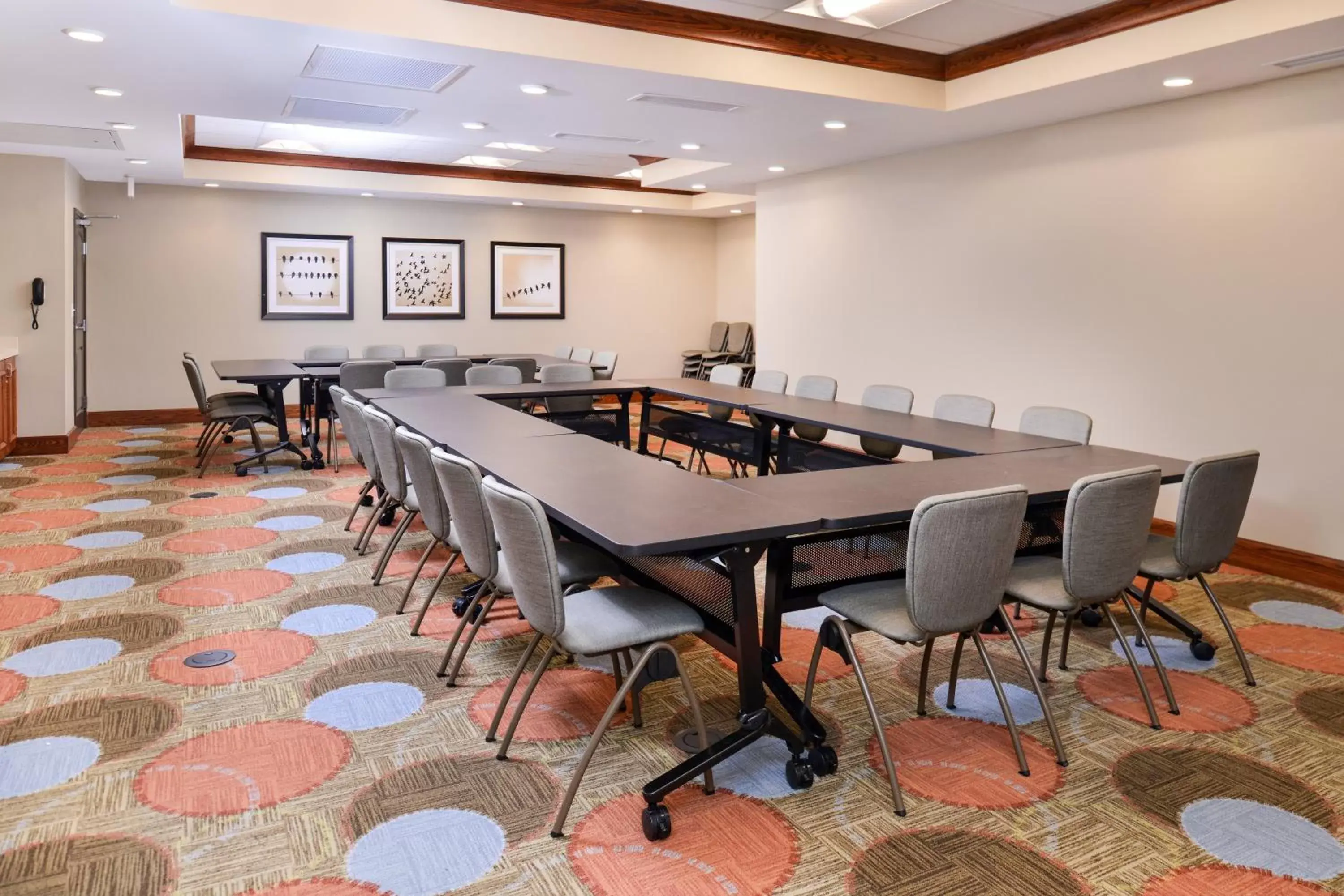 Meeting/conference room in Staybridge Suites Rochester, an IHG Hotel