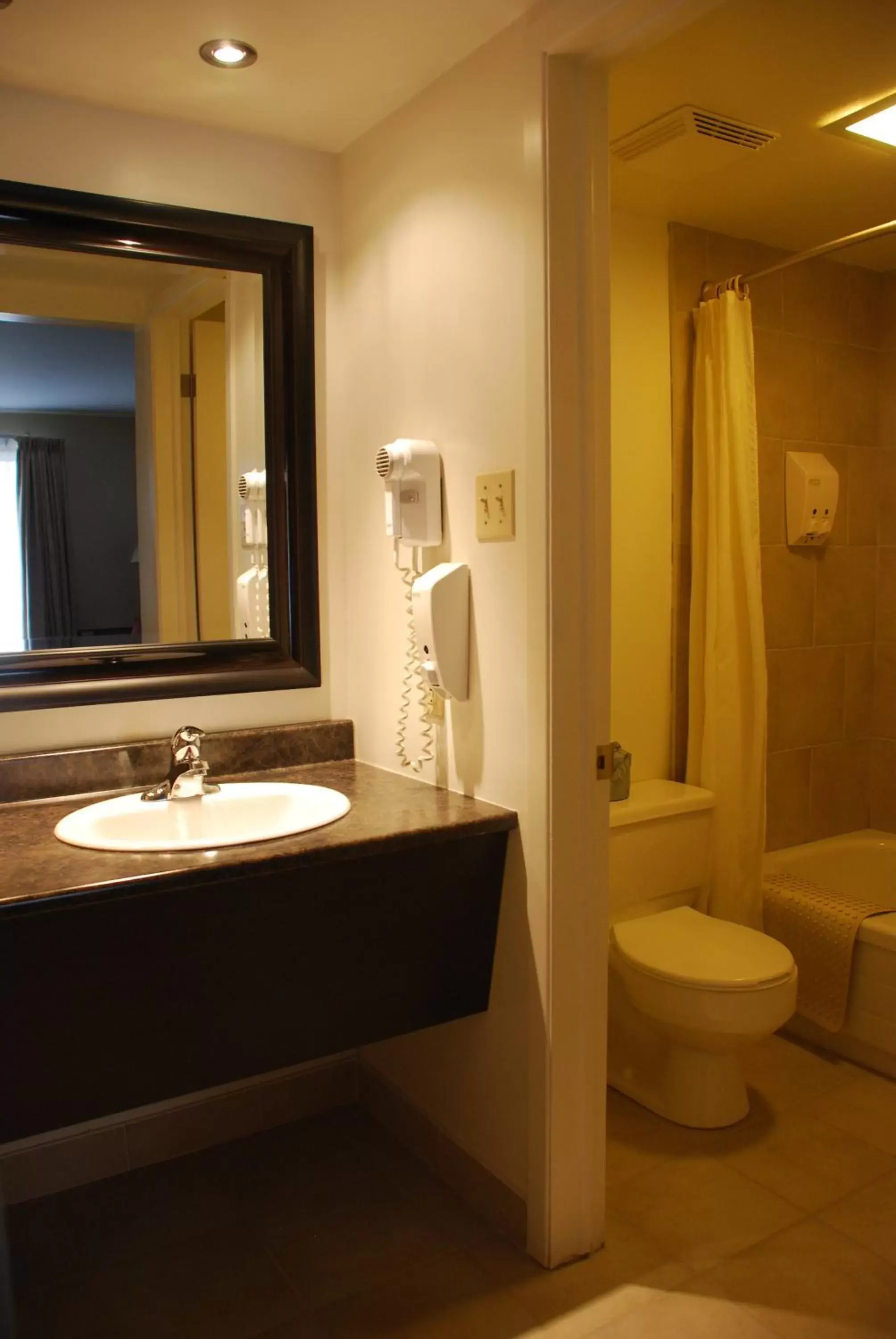 Bathroom in Rideau Heights Inn