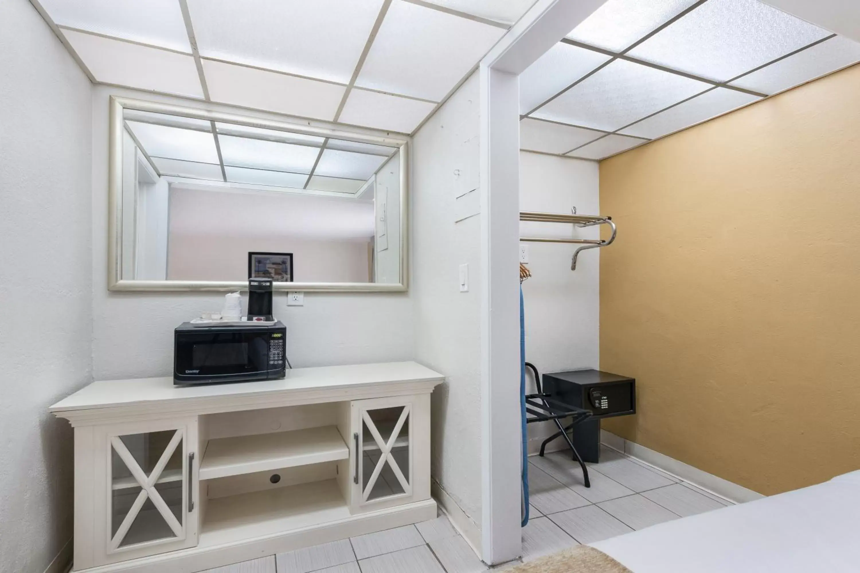 Bedroom, TV/Entertainment Center in Ocean Reef Hotel