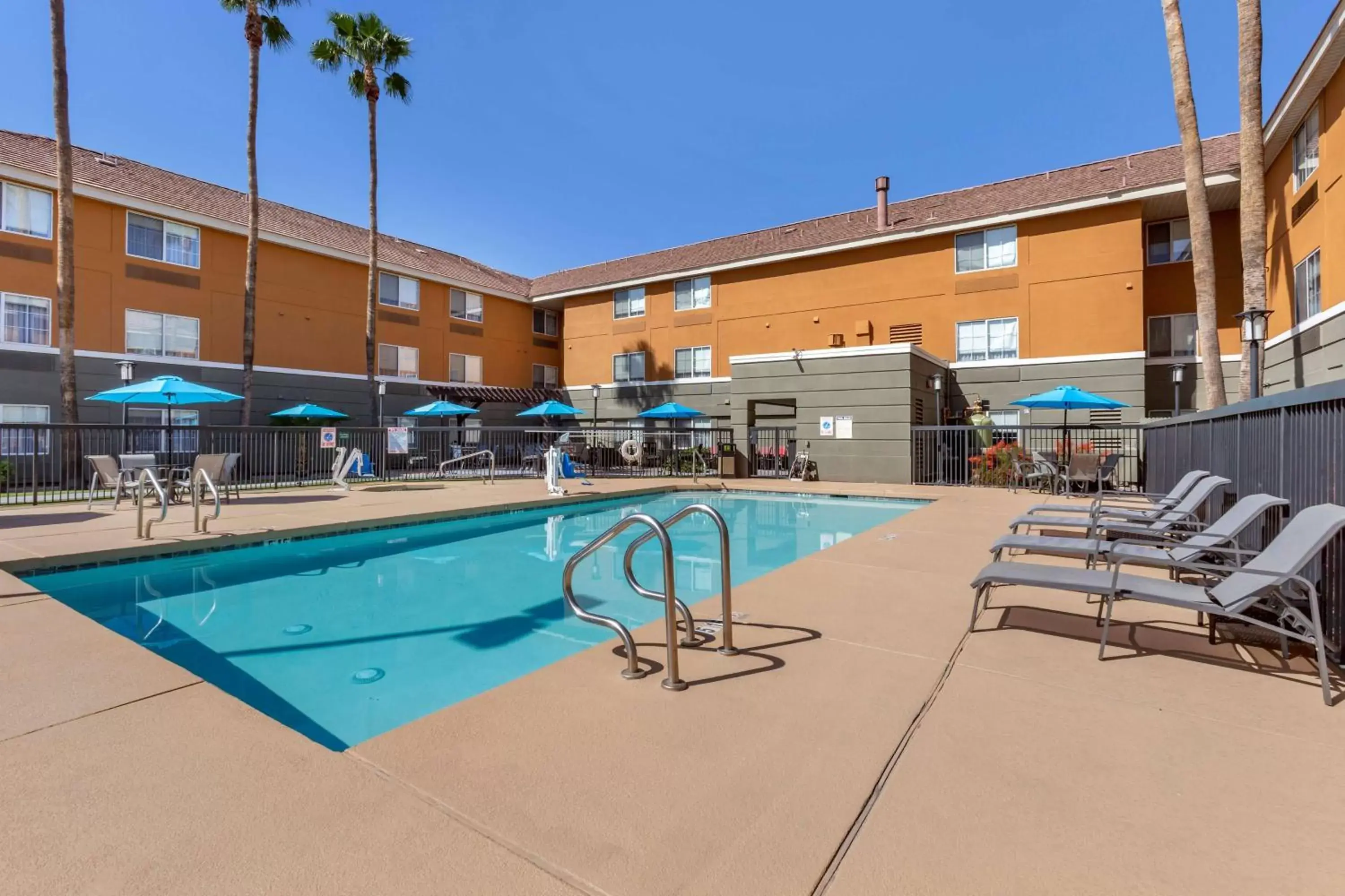 Swimming Pool in Best Western North Phoenix Hotel