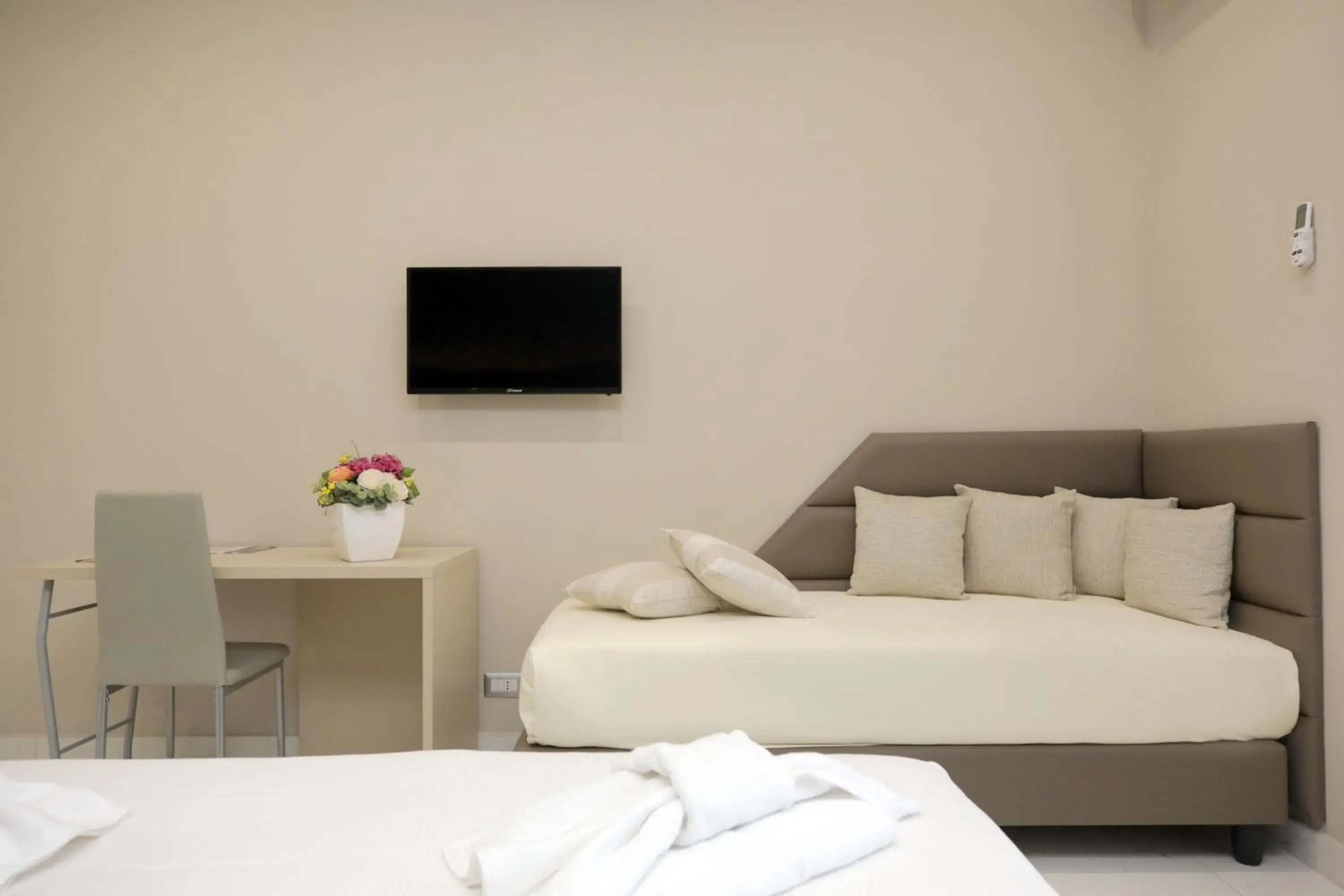 Bed, TV/Entertainment Center in Hotel Vergilius Billia
