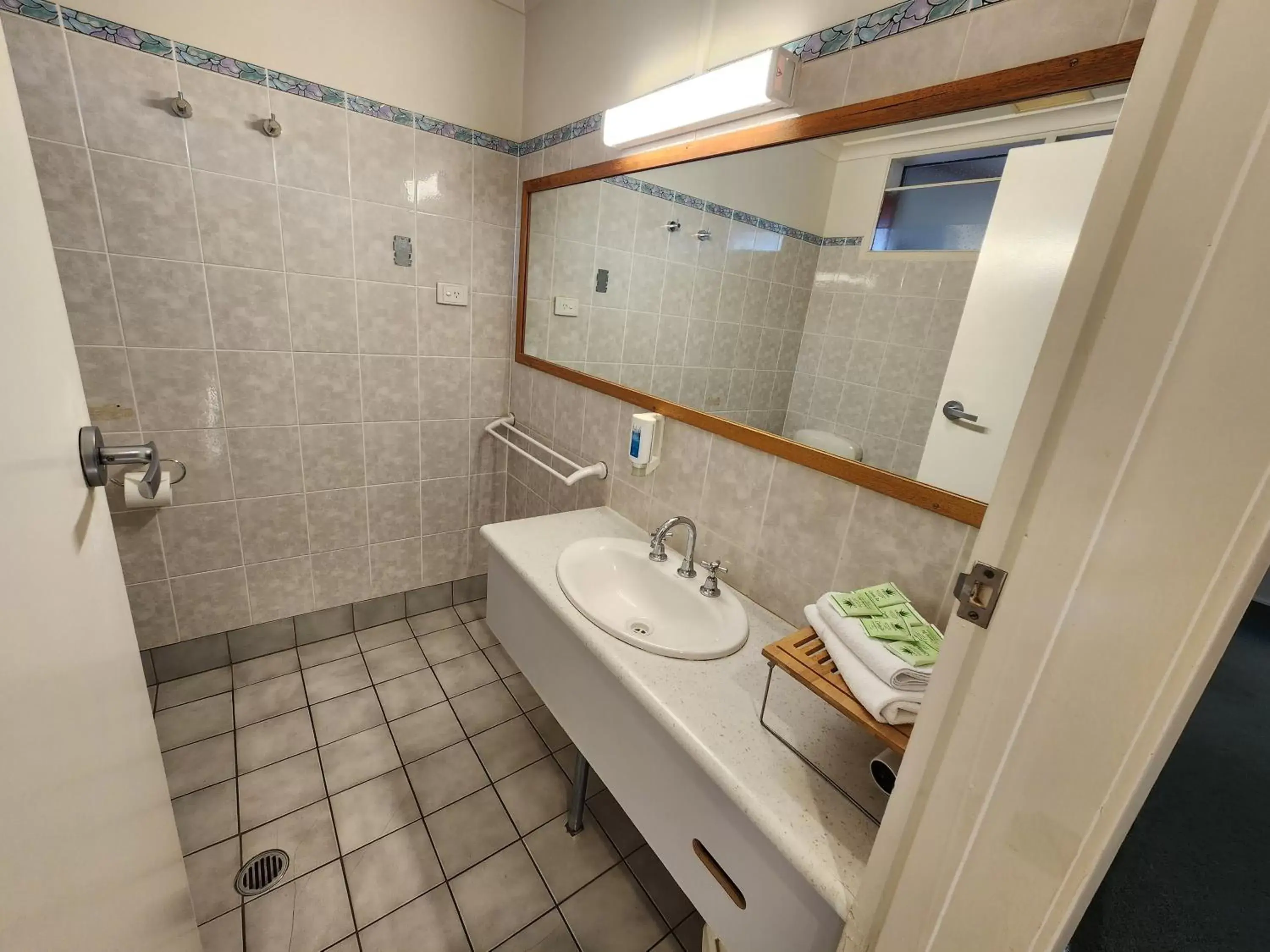 Bathroom in Hume Inn Motel Albury CBD