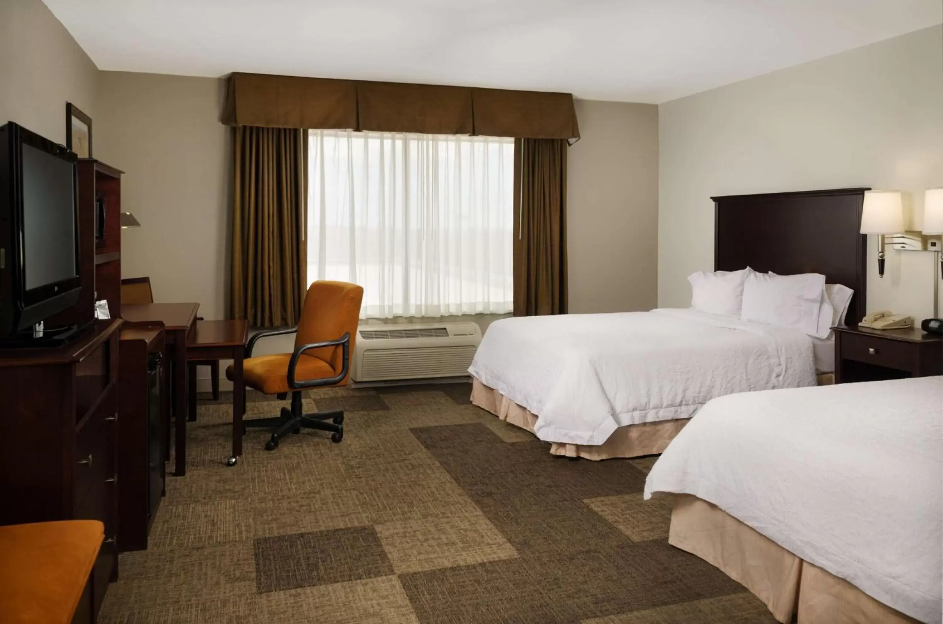 Bed, TV/Entertainment Center in Hampton Inn & Suites Altus