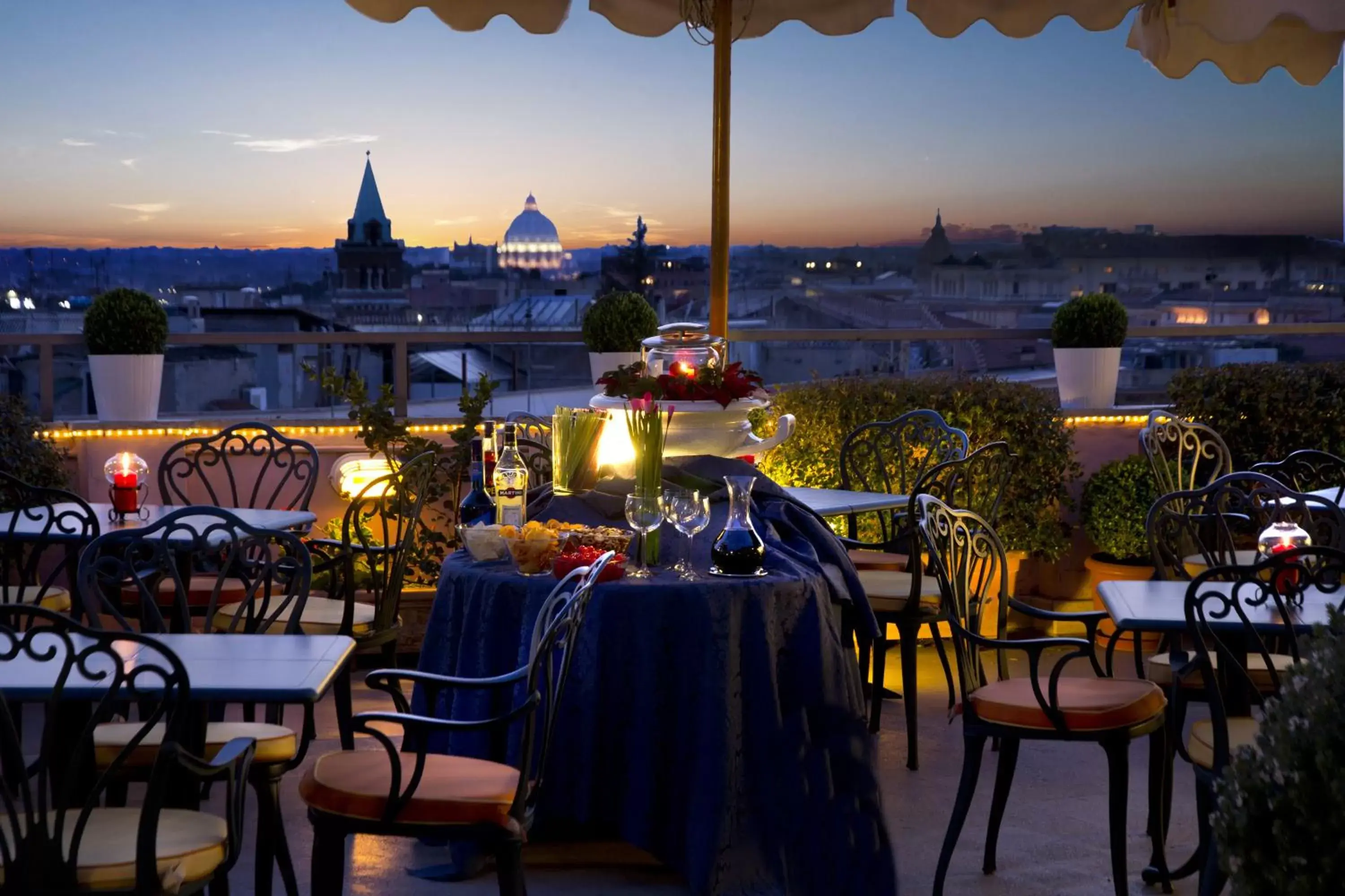 Lounge or bar, Restaurant/Places to Eat in Marcella Royal Hotel - Rooftop Garden