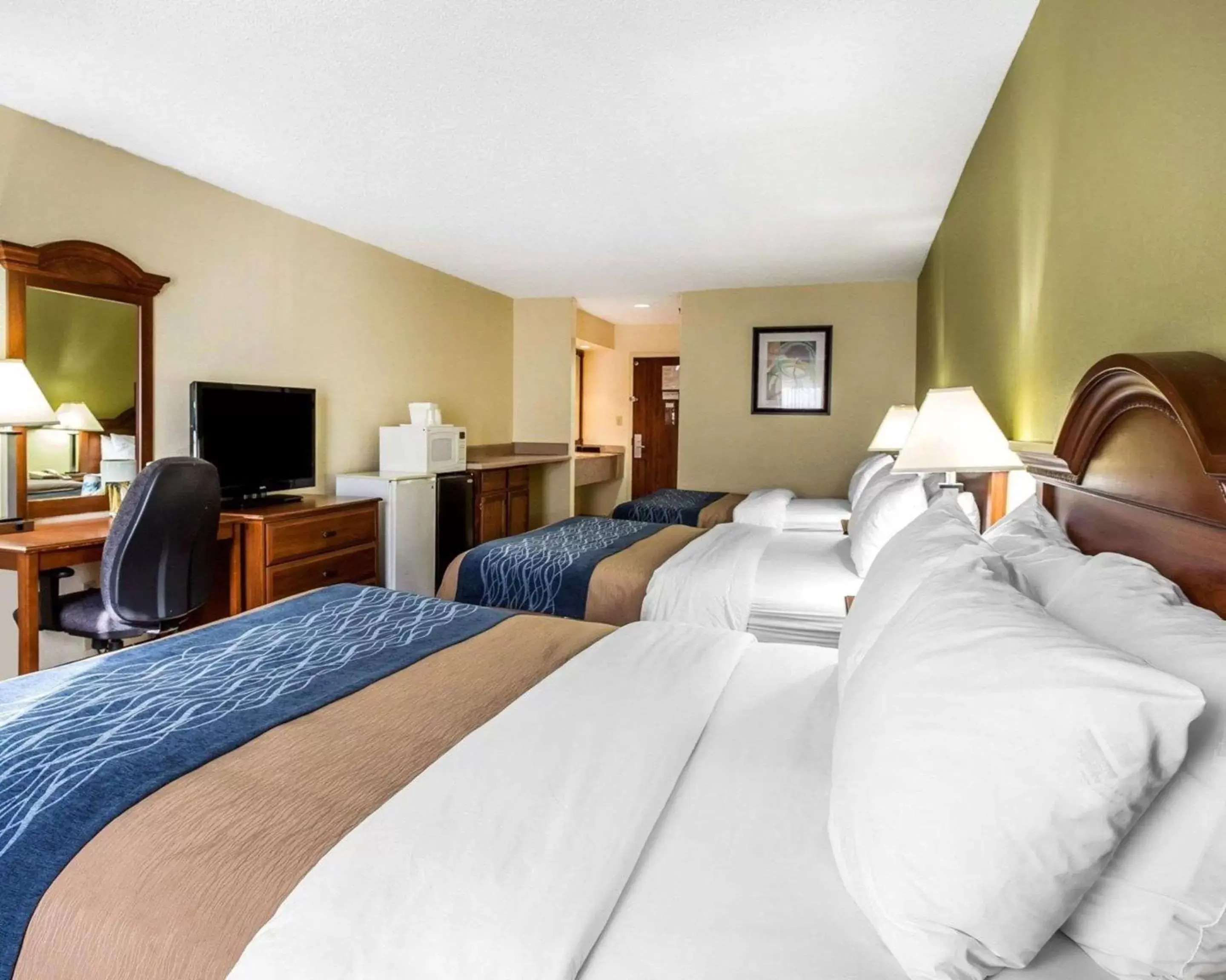 Photo of the whole room, Bed in Quality Inn Darien-North Brunswick Photo of the whole room, Bed in Quality Inn Darien-North Brunswick