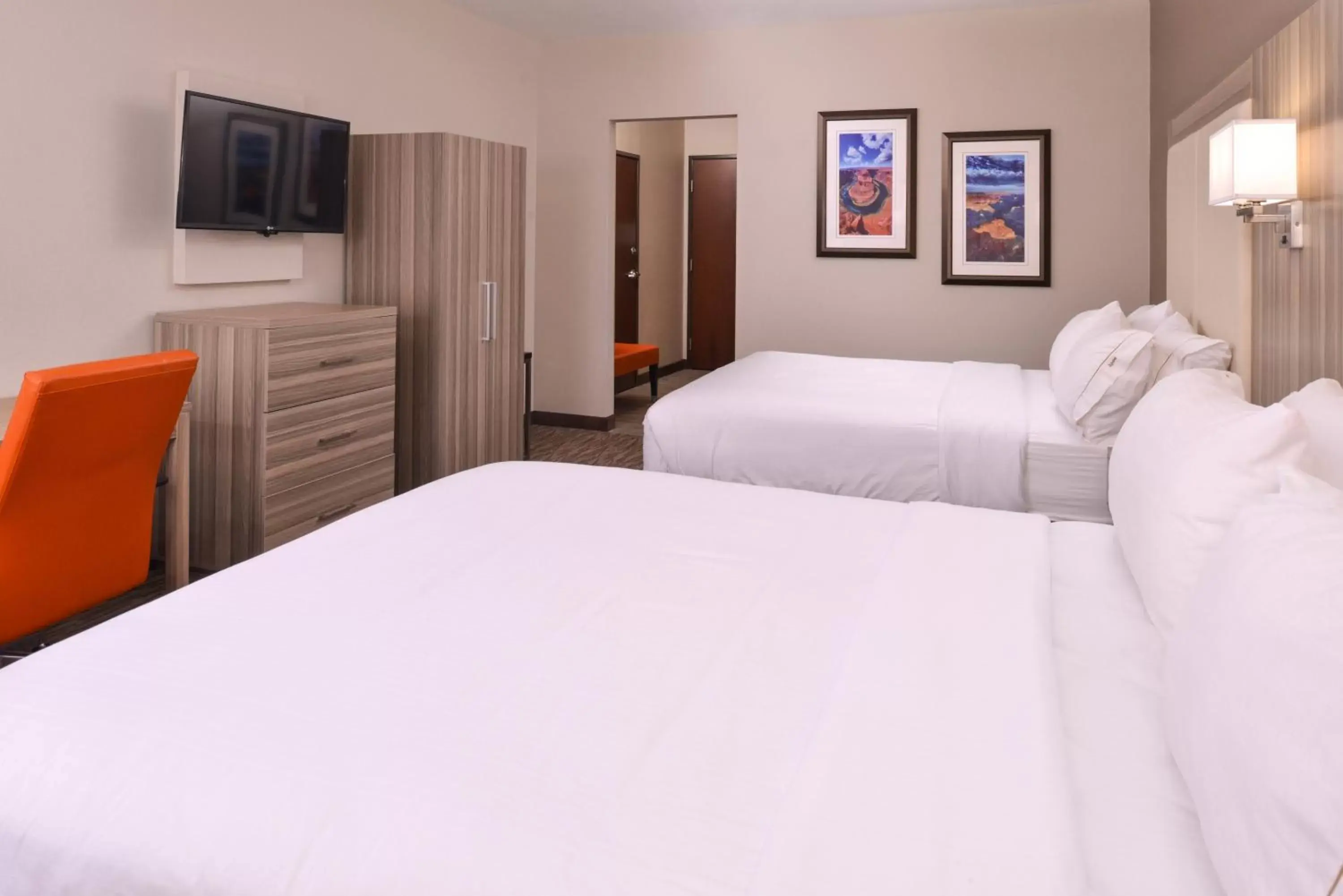 Photo of the whole room, Bed in Holiday Inn Express & Suites Williams, an IHG Hotel