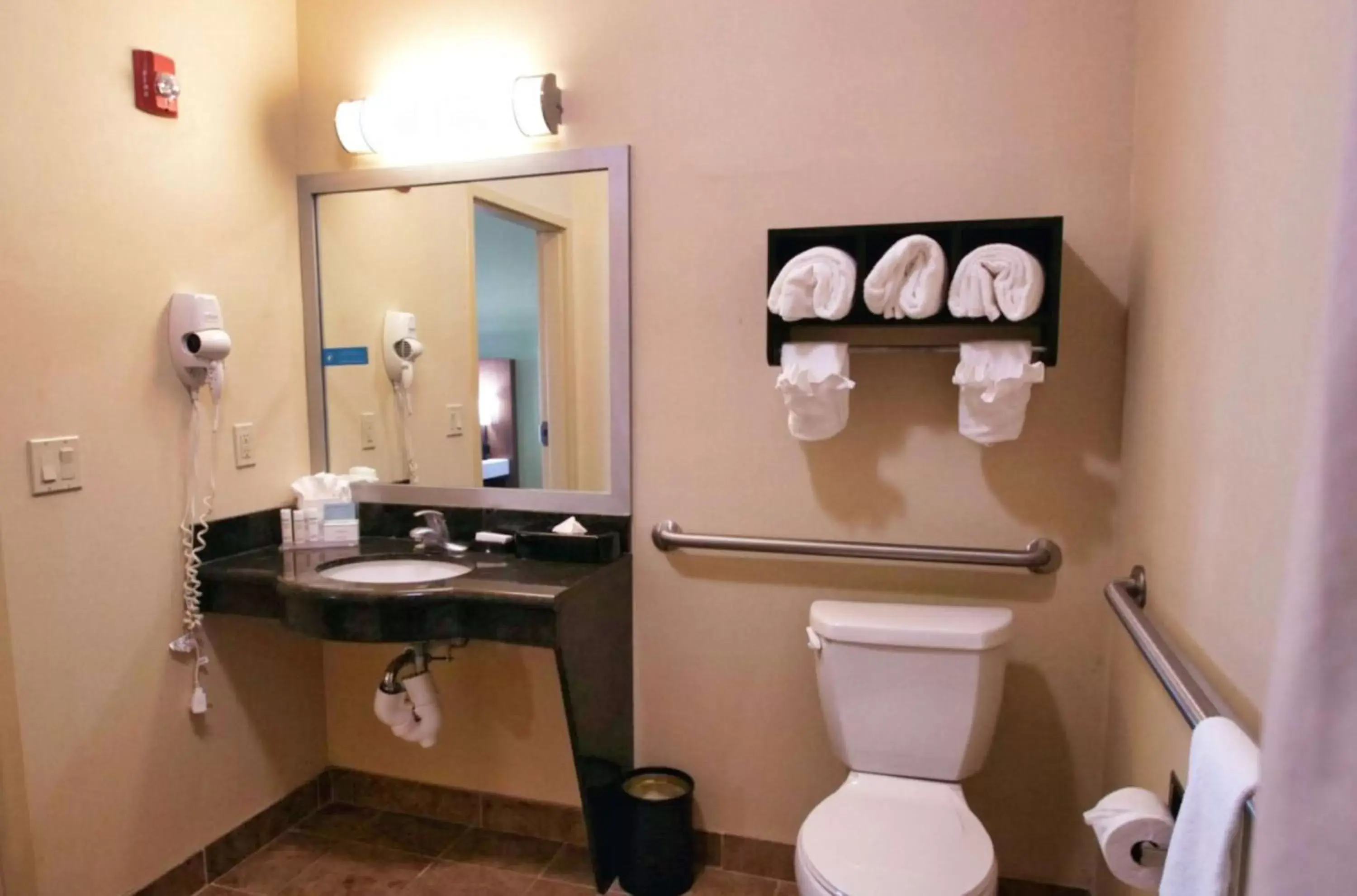 Bathroom in Hampton Inn & Suites Jacksonville Beach Boulevard/Mayo Clinic