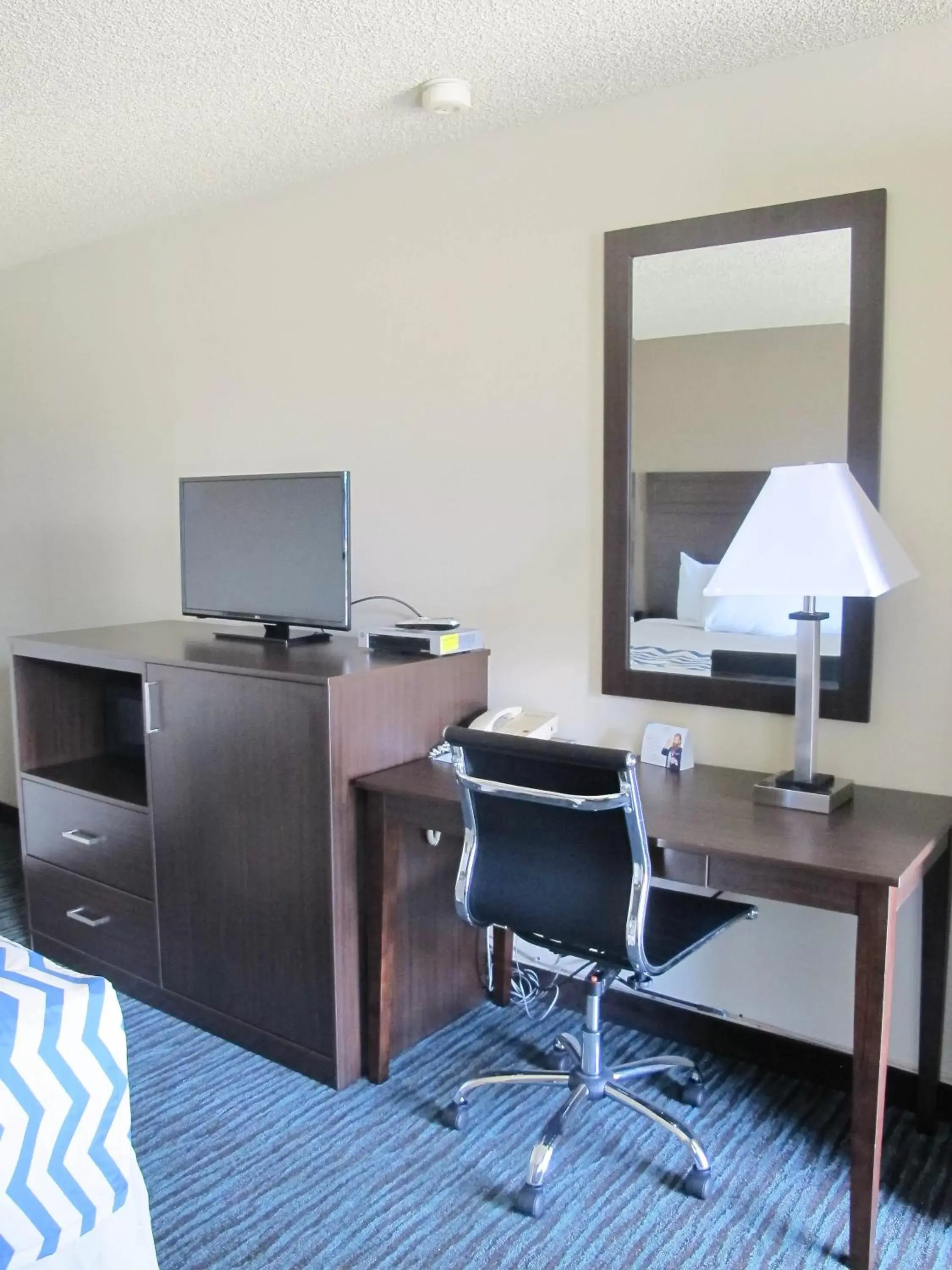 TV and multimedia, TV/Entertainment Center in Travelodge by Wyndham Aberdeen