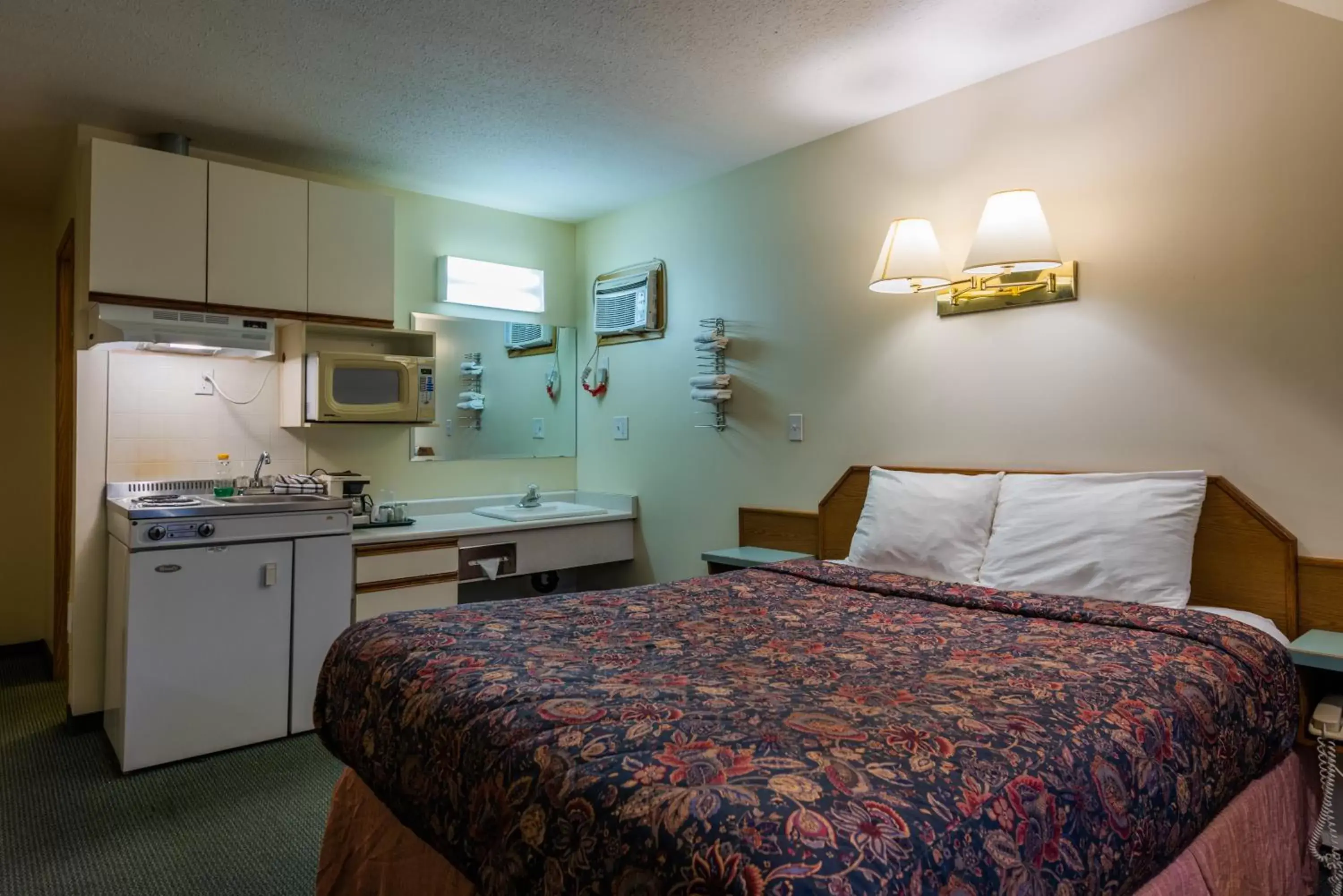 Kitchen or kitchenette, Bed in The Ranchland Inn Kamloops