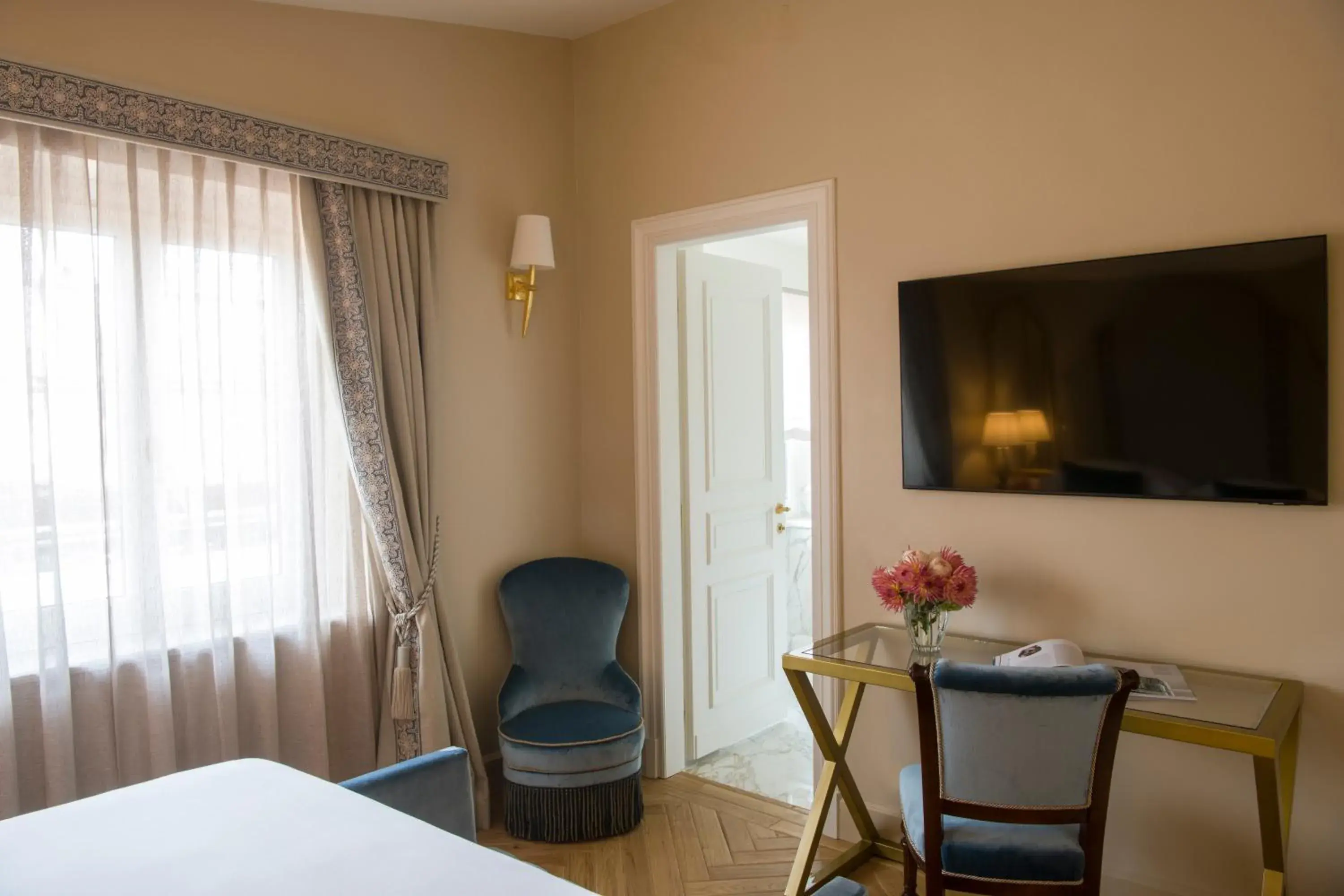 Bedroom, TV/Entertainment Center in Hotel d'Inghilterra Roma - Starhotels Collezione