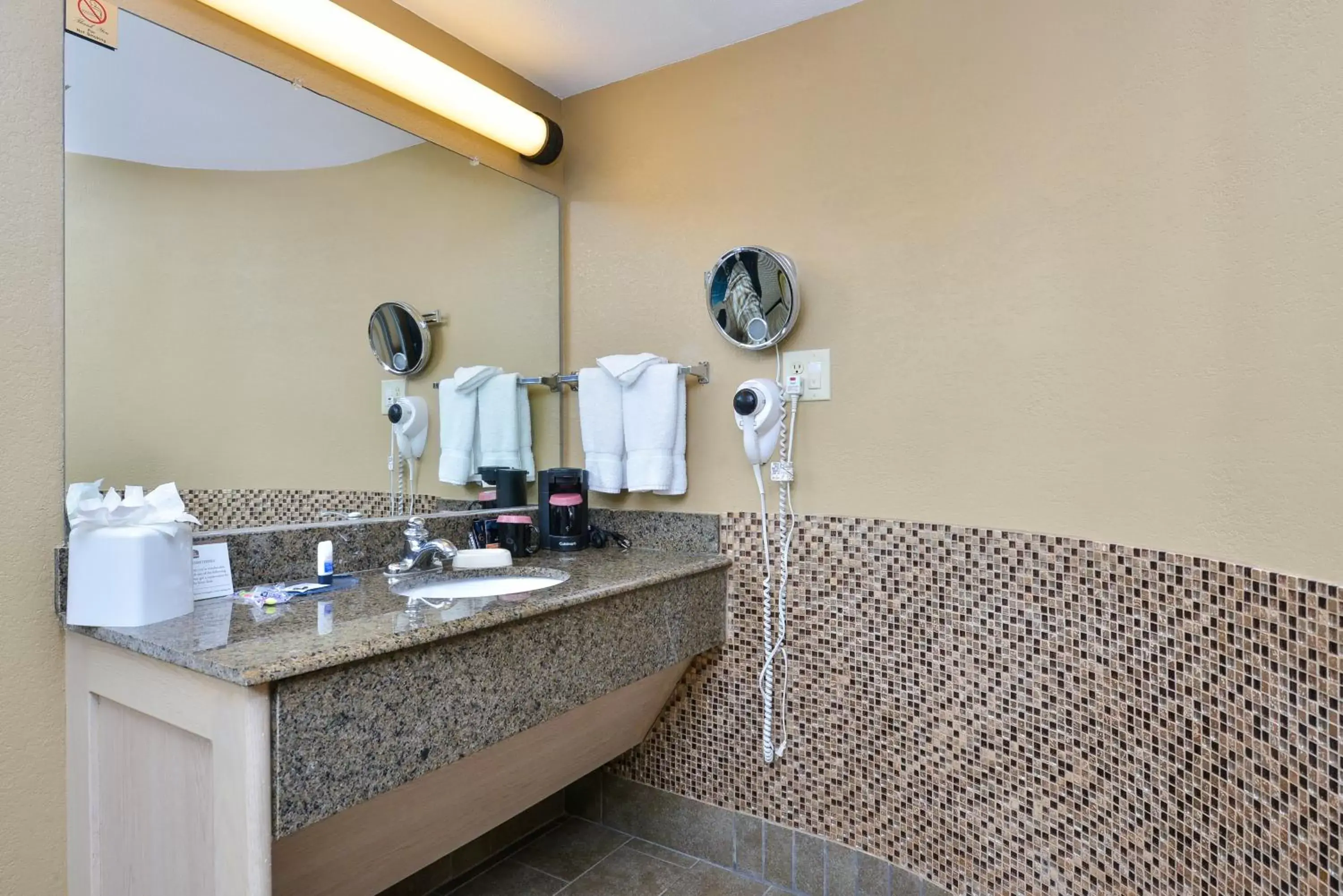 Coffee/tea facilities, Bathroom in Best Western Royal Sun Inn & Suites