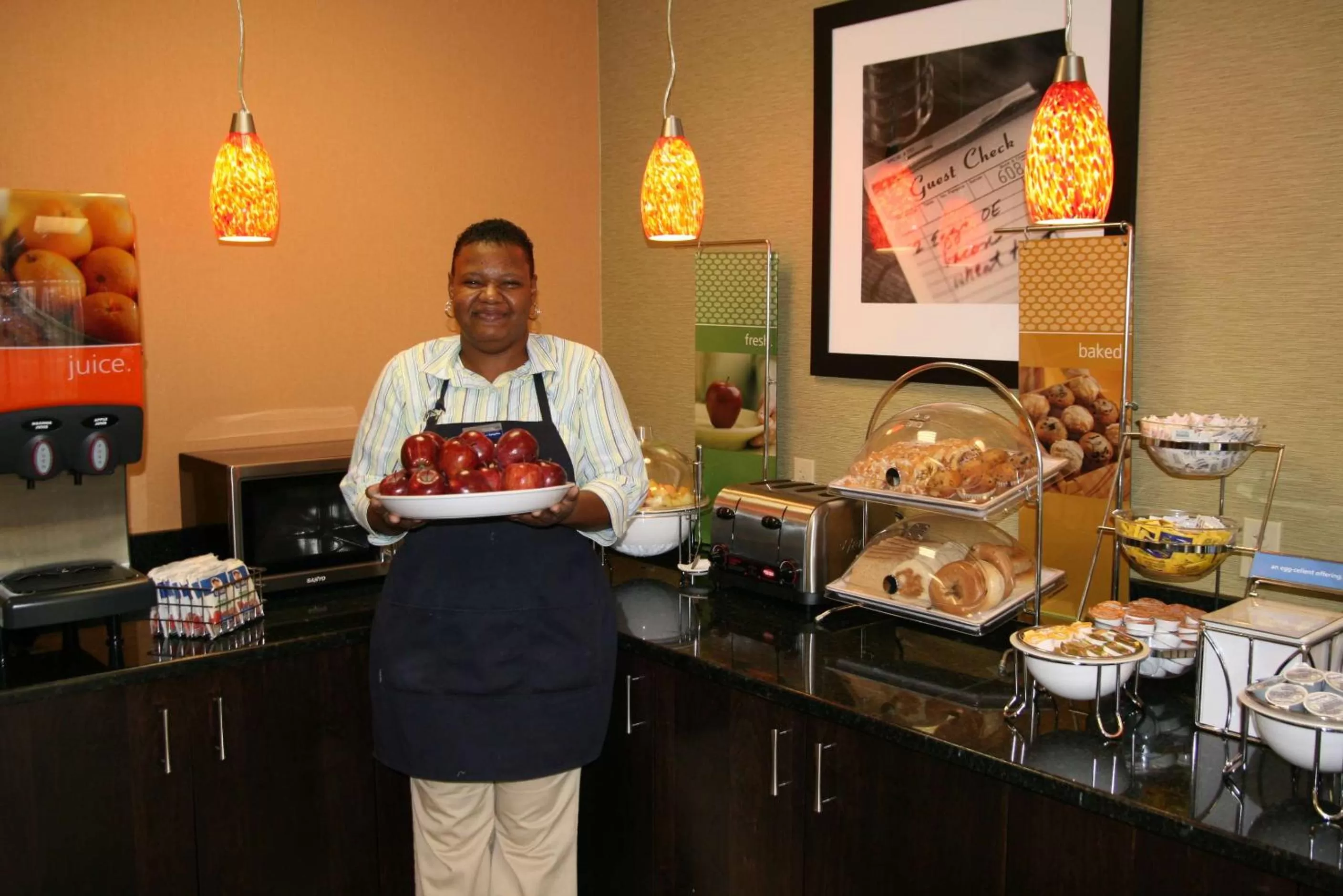 Dining area in Hampton Inn Youngstown-North