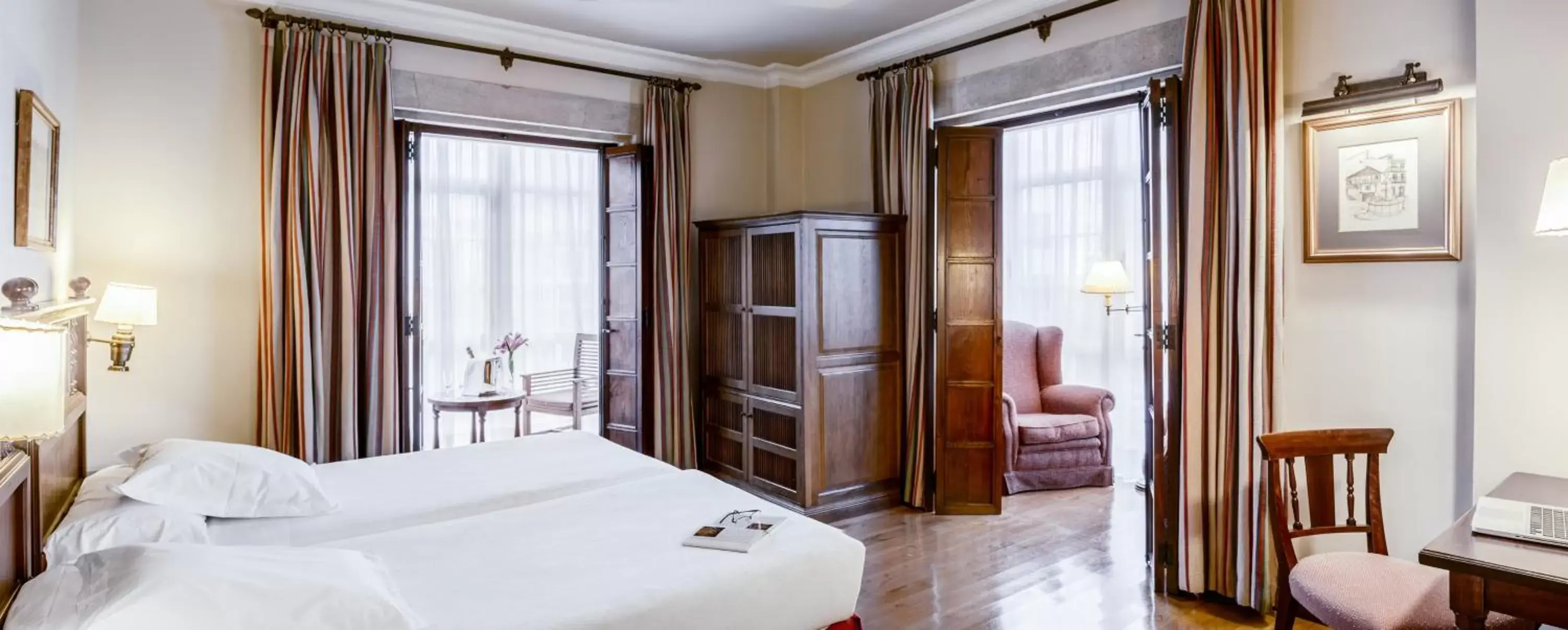 Photo of the whole room, Bed in Parador de Ferrol