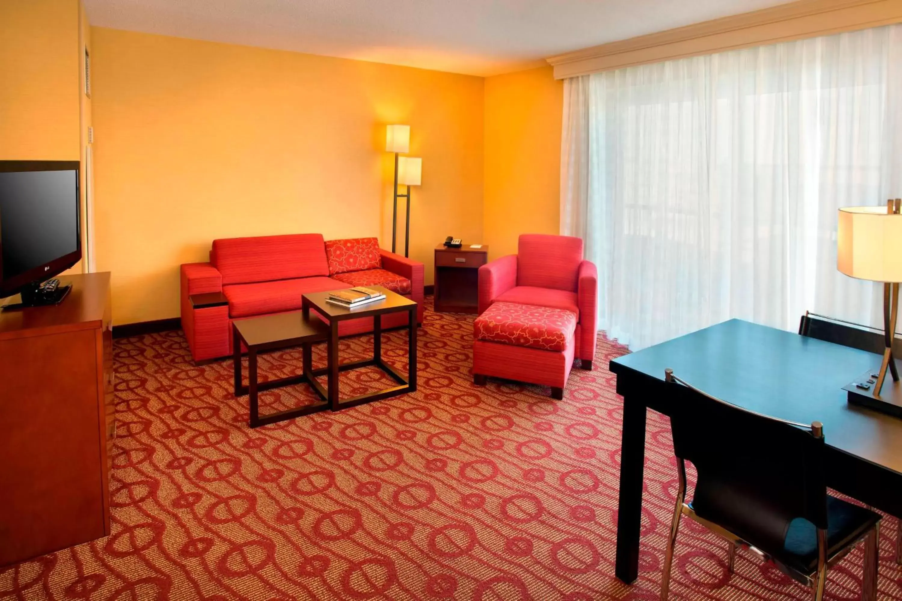 Bedroom, Seating Area in Courtyard by Marriott Niagara Falls