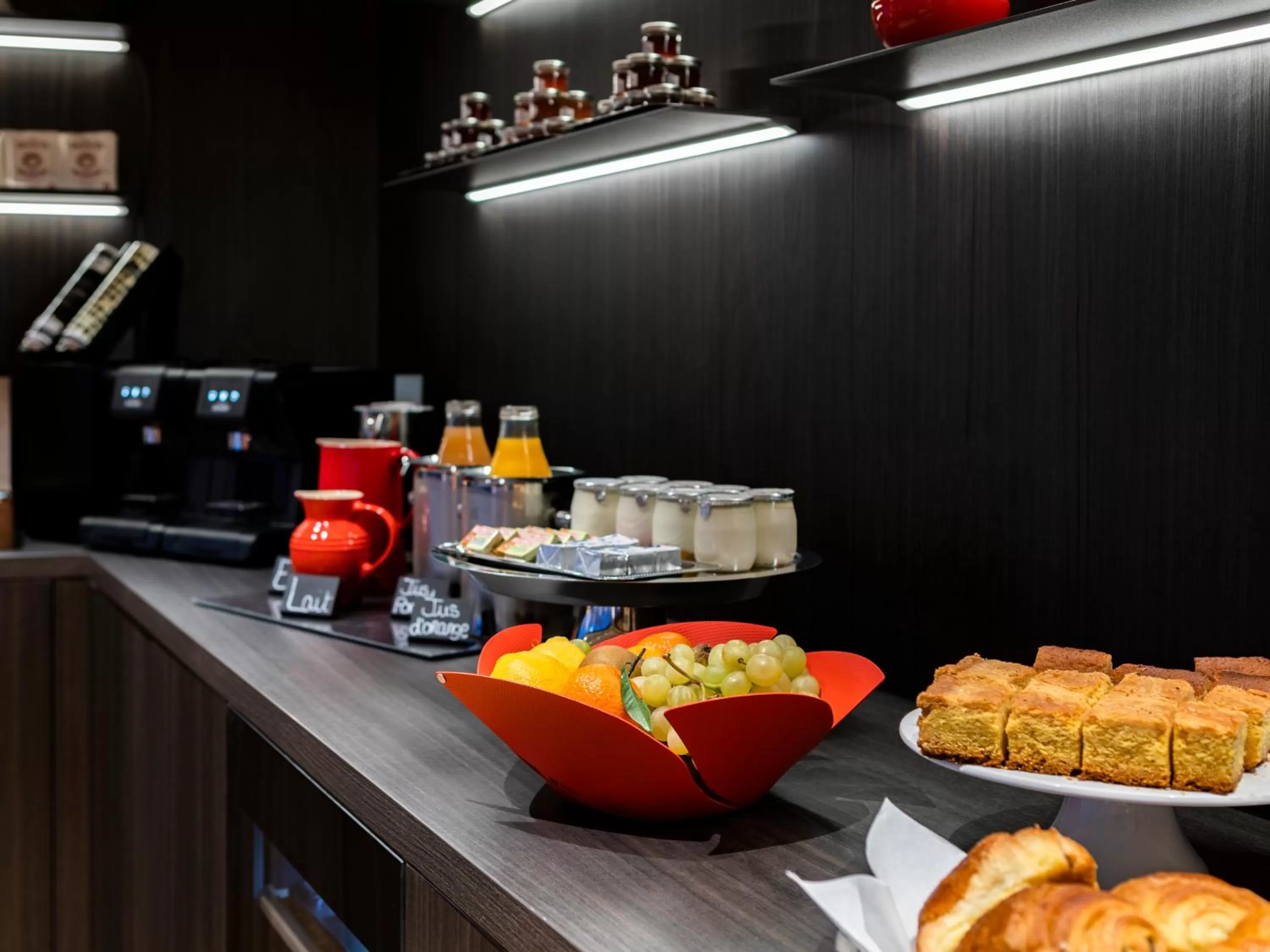 Continental breakfast in MOKA Hôtel centre-ville
