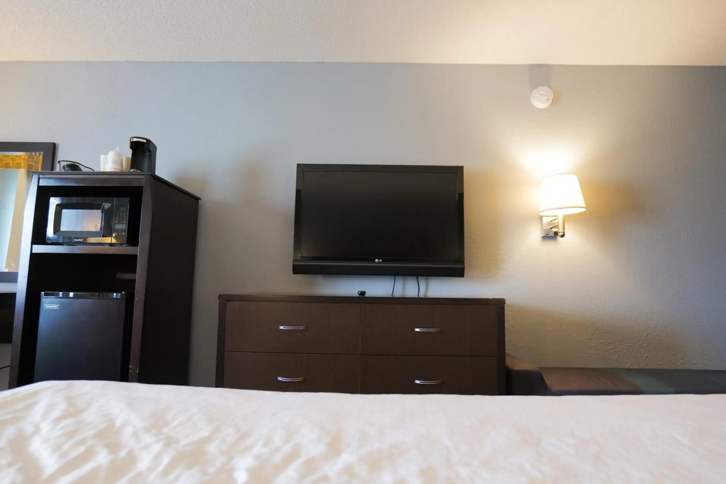 TV and multimedia, TV/Entertainment Center in Baymont by Wyndham Flint Airport North