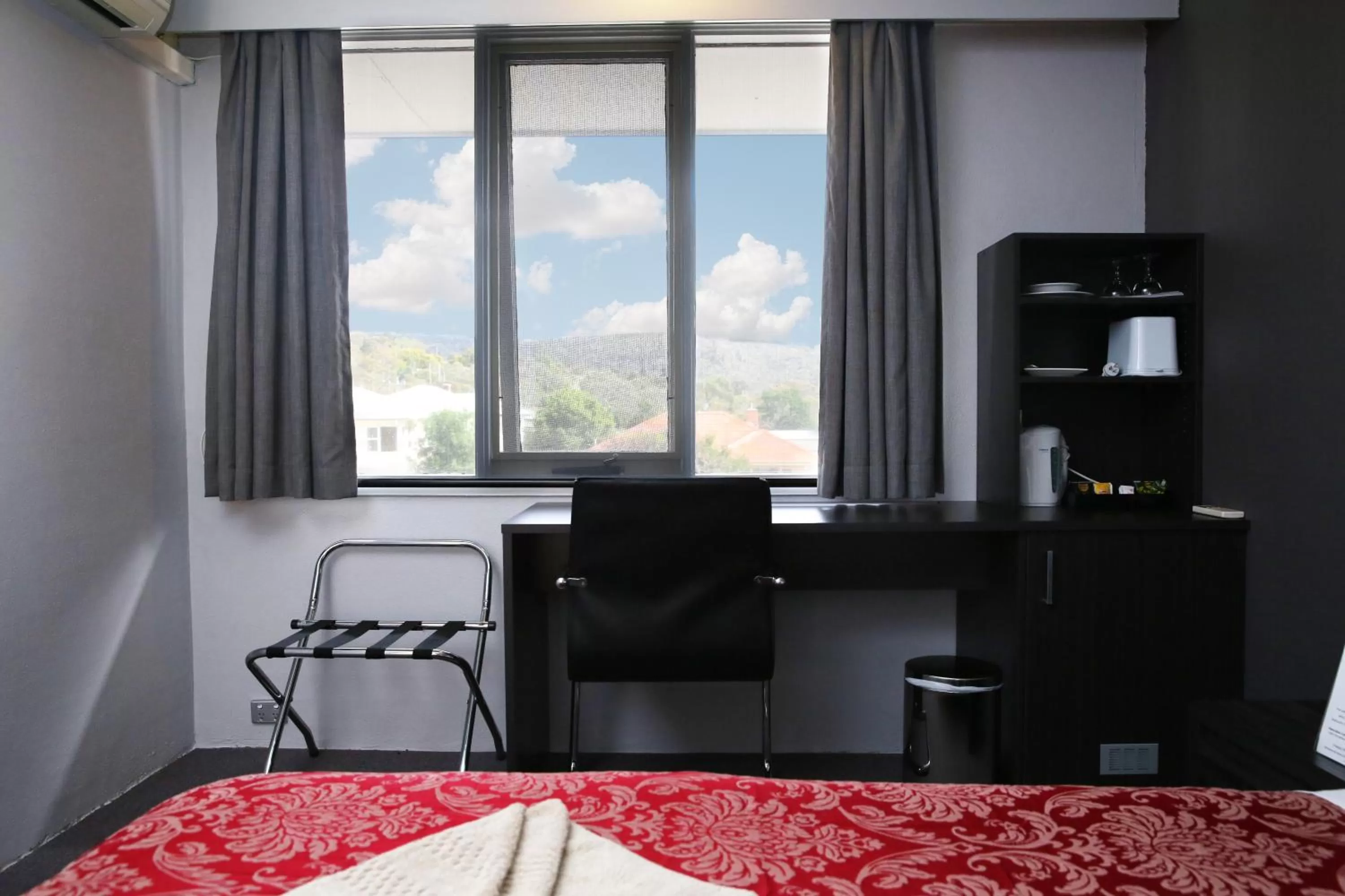 Photo of the whole room, Bed in White Manor Motel