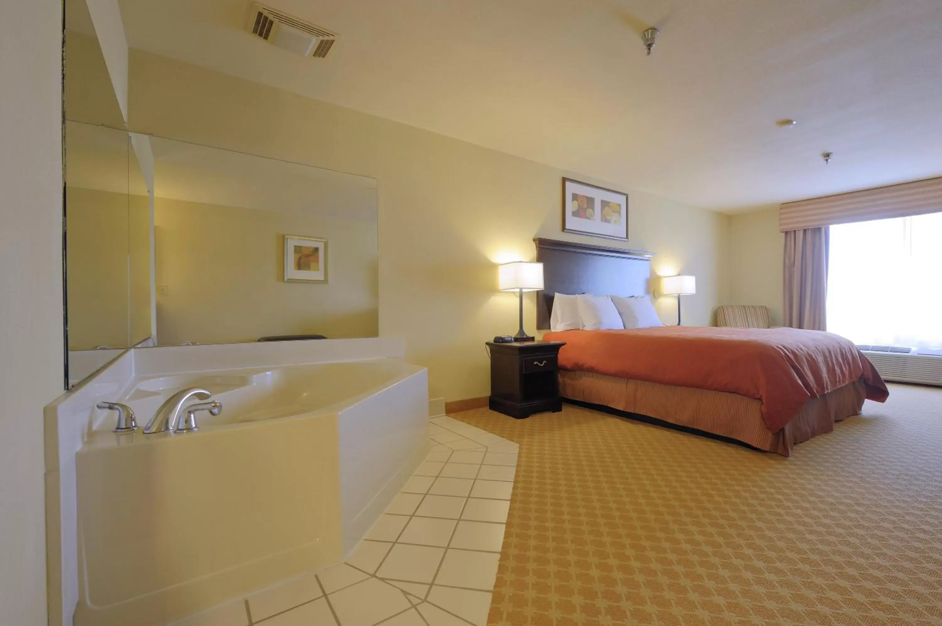 Photo of the whole room, Bathroom in Country Inn & Suites by Radisson, Savannah I-95 North